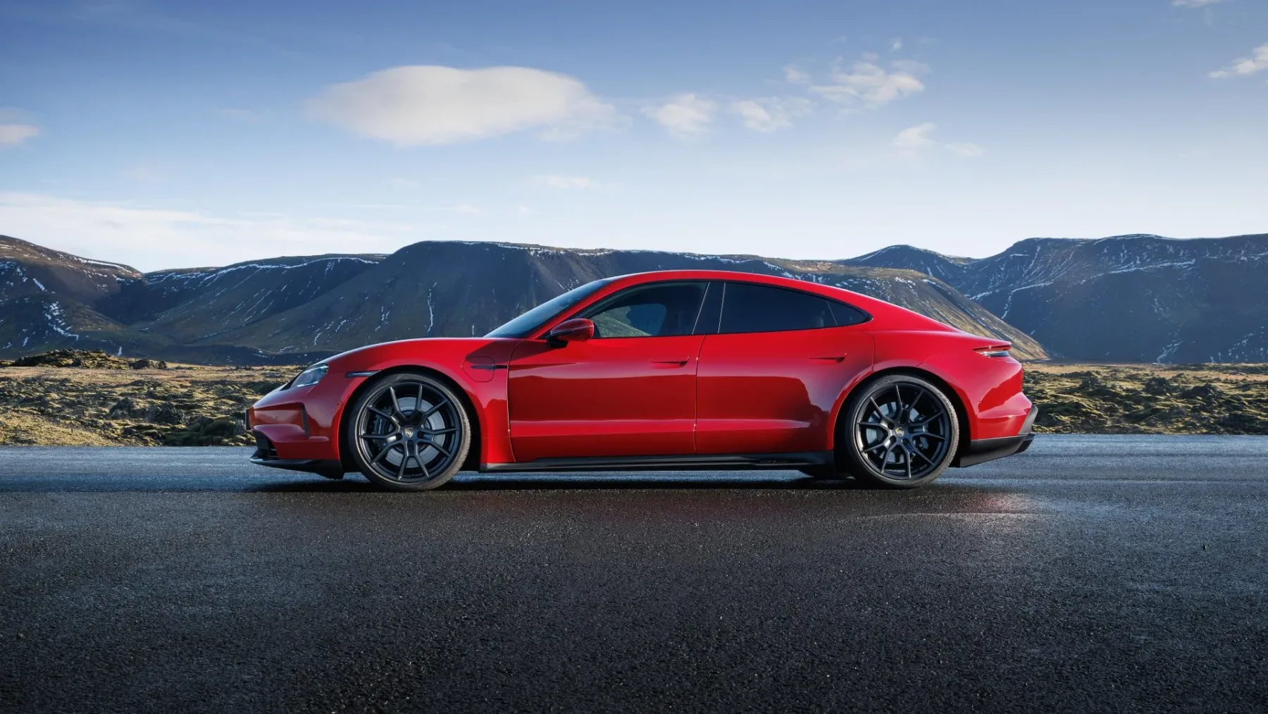 Porsche Taycan 2025 z razširjeno družino za električni maraton