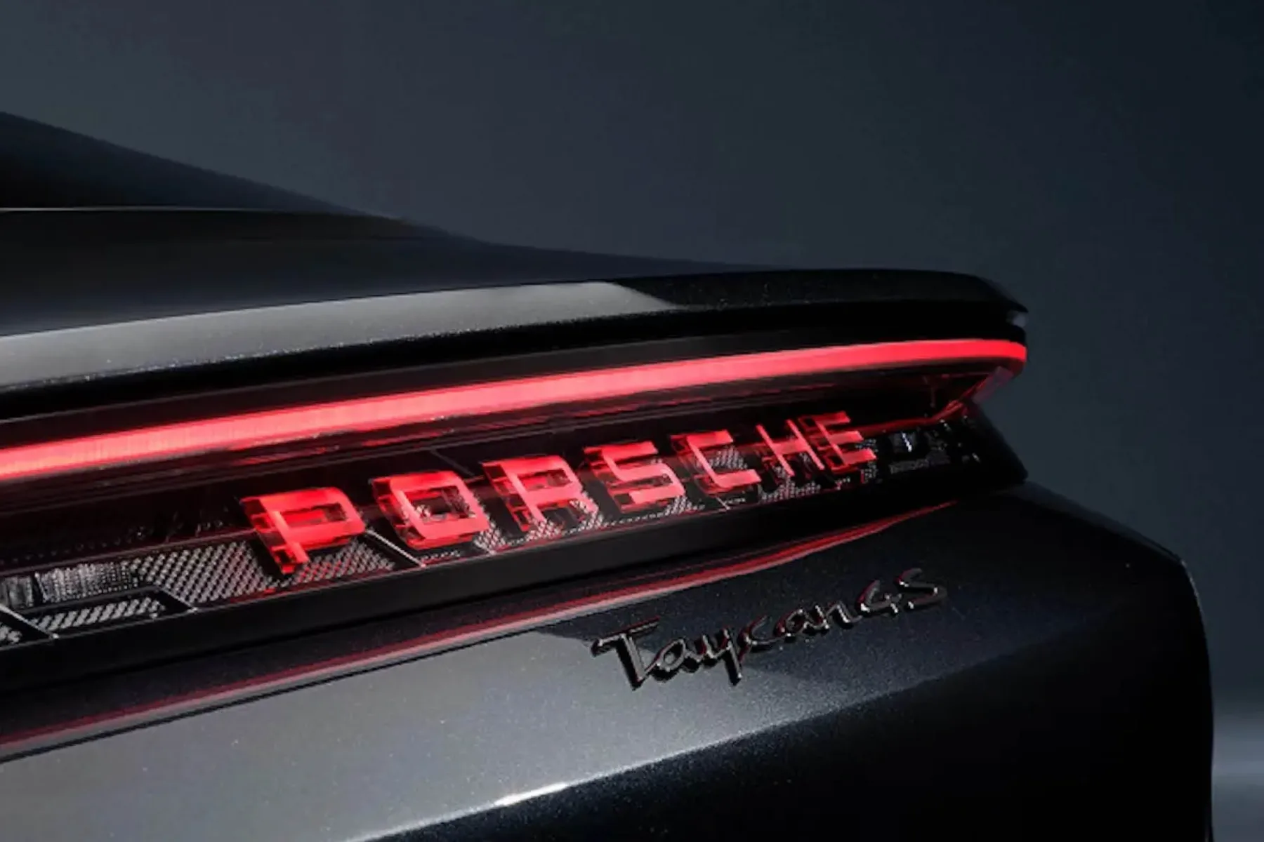Porsche Taycan Black Edition 2026: Črni žrebec, ki razbija pravila električne igre