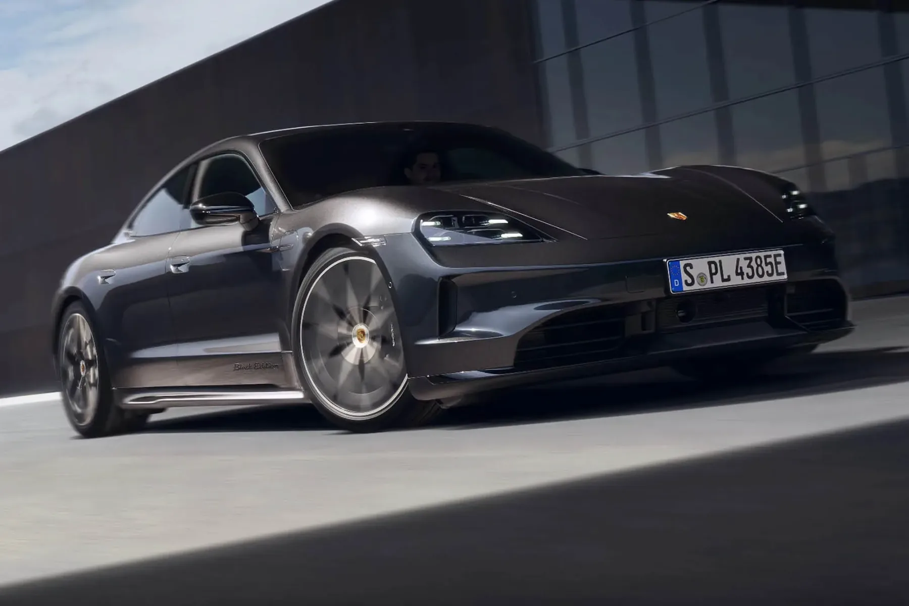 Porsche Taycan Black Edition 2026: Črni žrebec, ki razbija pravila električne igre