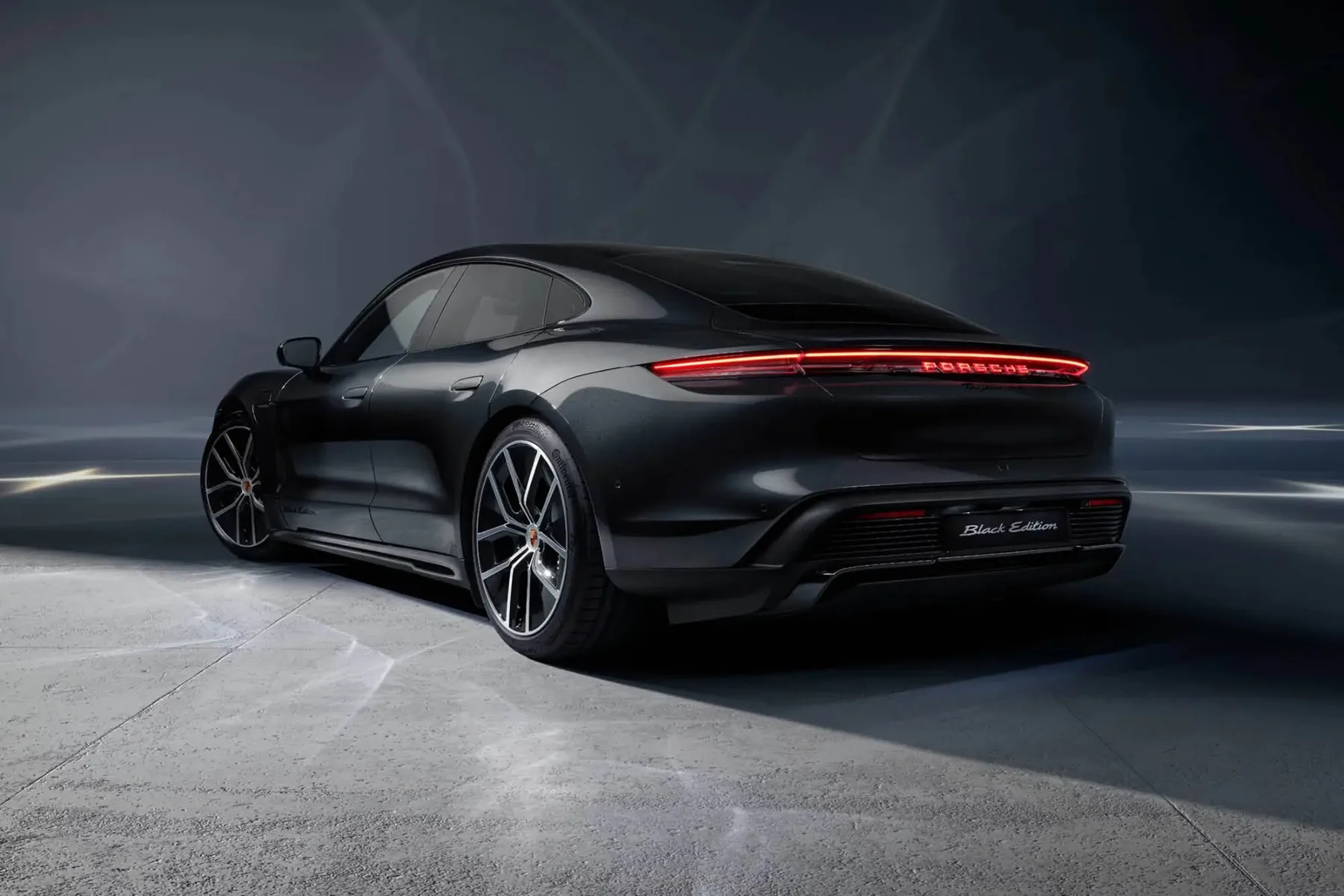 Porsche Taycan Black Edition 2026: Črni žrebec, ki razbija pravila električne igre