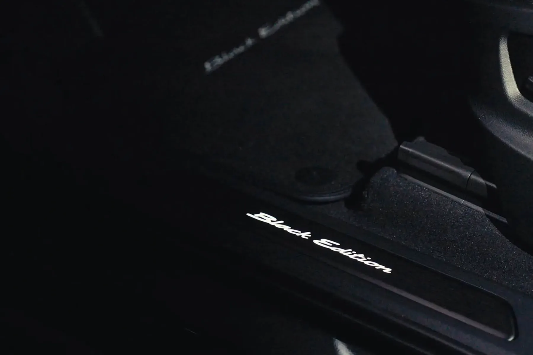 Porsche Taycan Black Edition 2026: Črni žrebec, ki razbija pravila električne igre