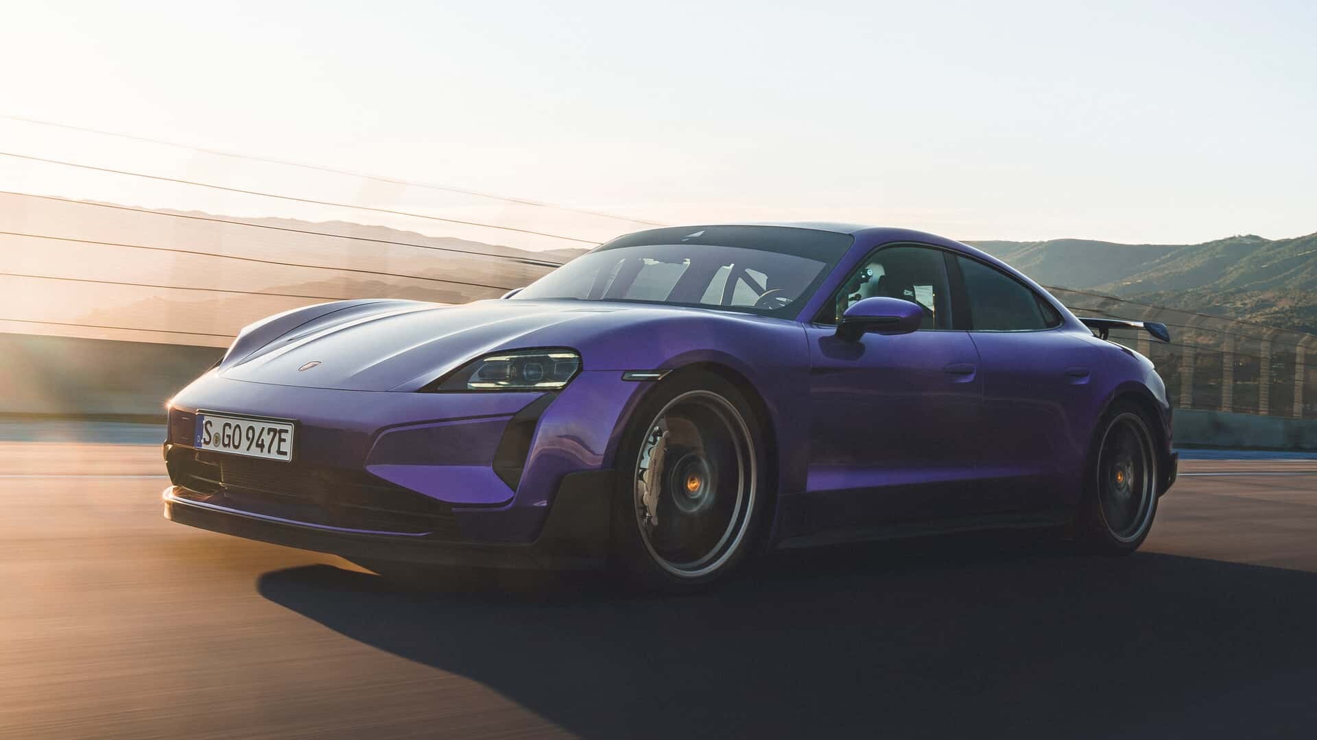 Porsche Taycan Turbo GT 2025: Ko se elektrika zavihti na prestol hitrosti