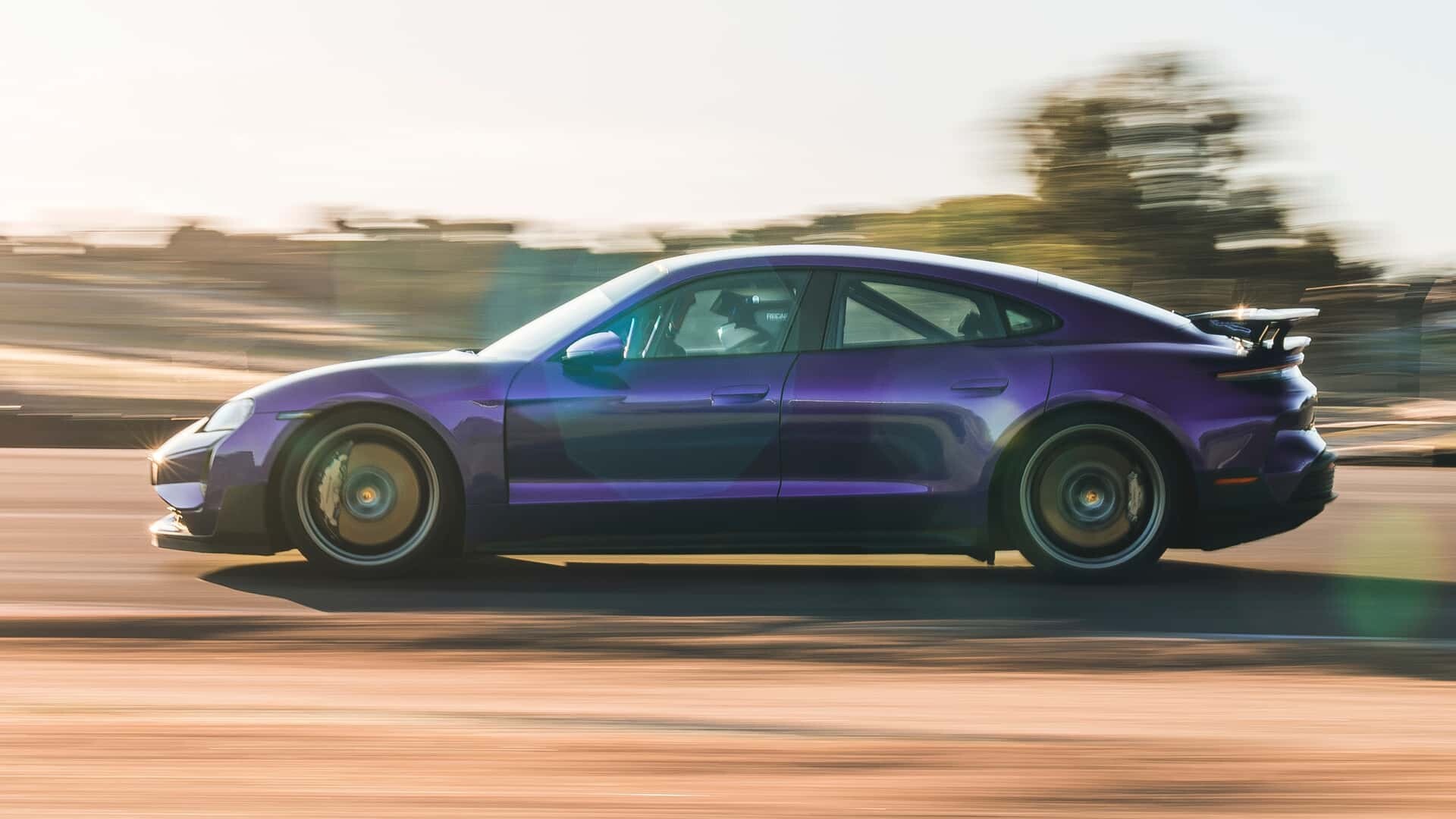 Porsche Taycan Turbo GT 2025: Ko se elektrika zavihti na prestol hitrosti