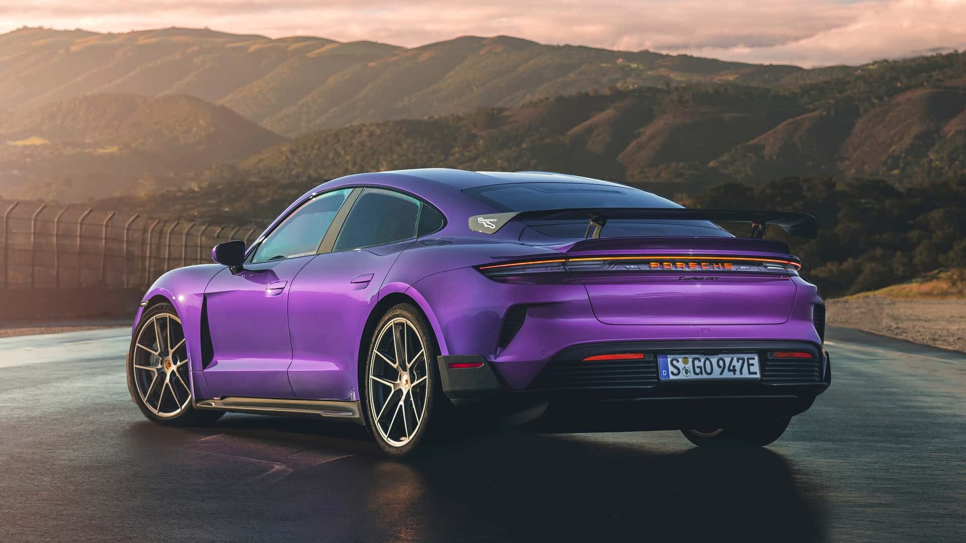 Porsche Taycan Turbo GT 2025: Ko se elektrika zavihti na prestol hitrosti