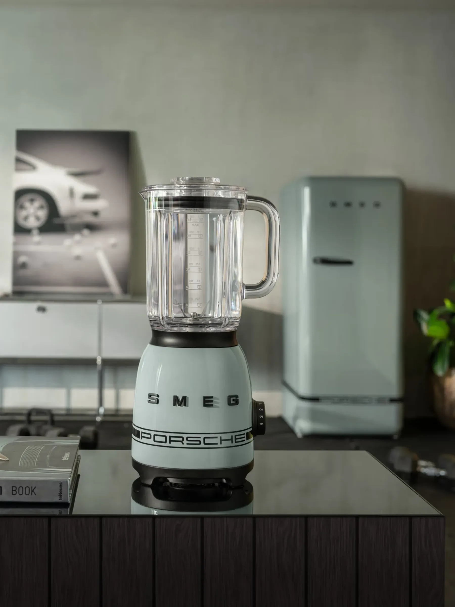 Porsche x Smeg: Ko Le Mans parkira v tvoji kuhinji!