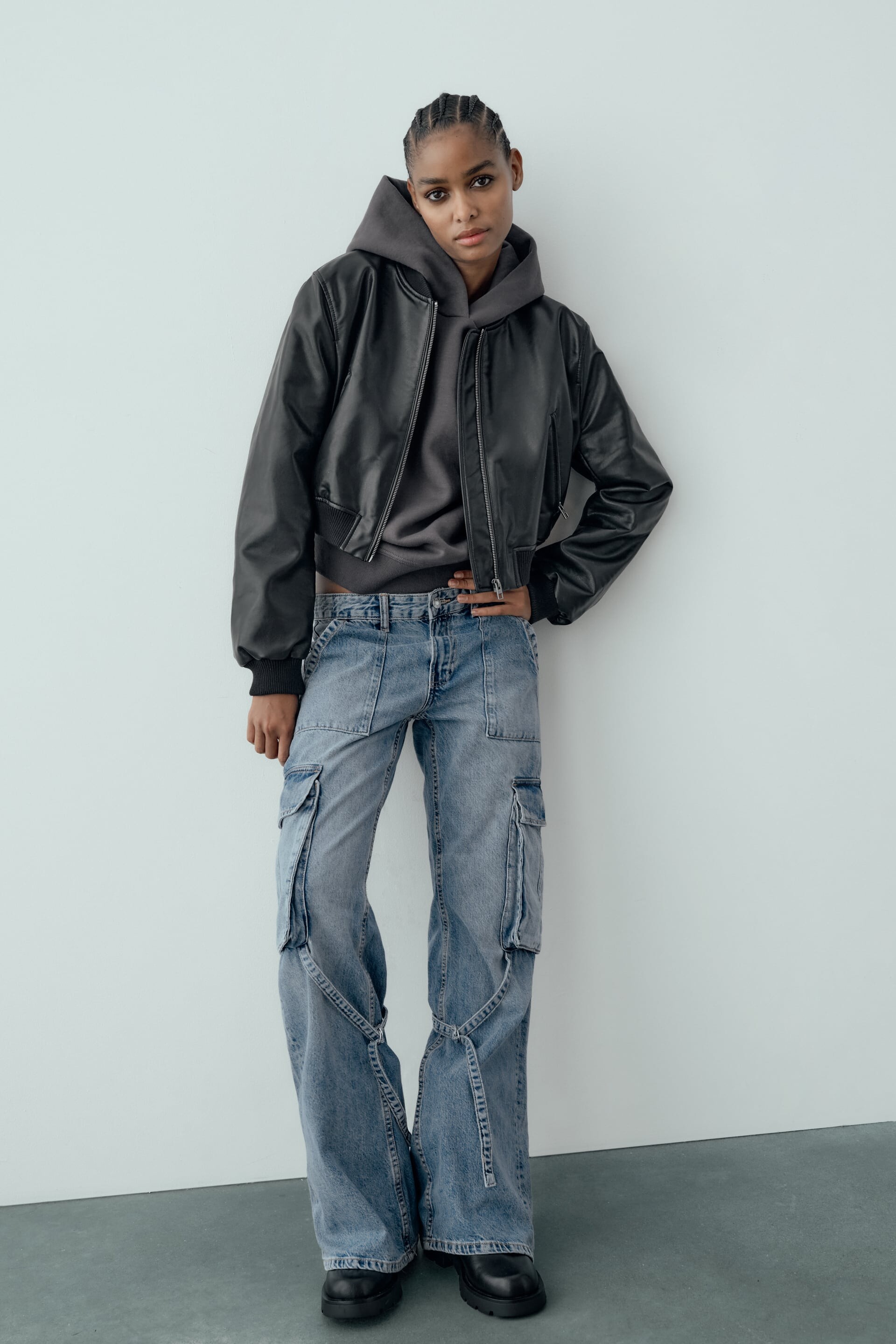 Poslovite se od skinny jeans: 6 modelov širokih kavbojk za jesen 2023