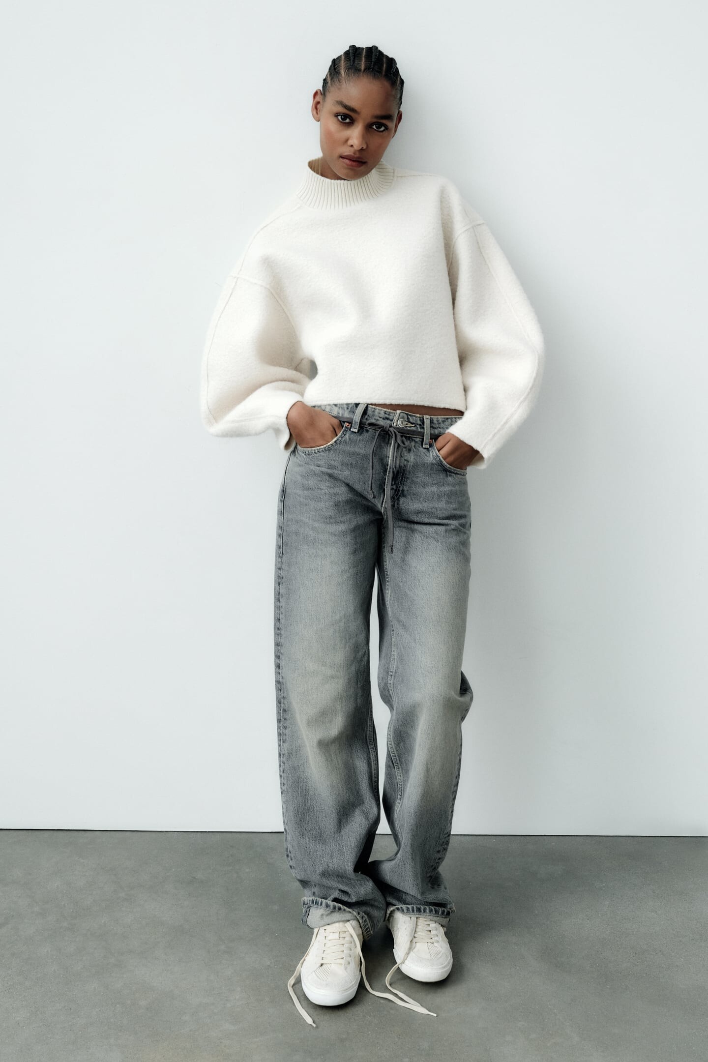 Poslovite se od skinny jeans: 6 modelov širokih kavbojk za jesen 2023