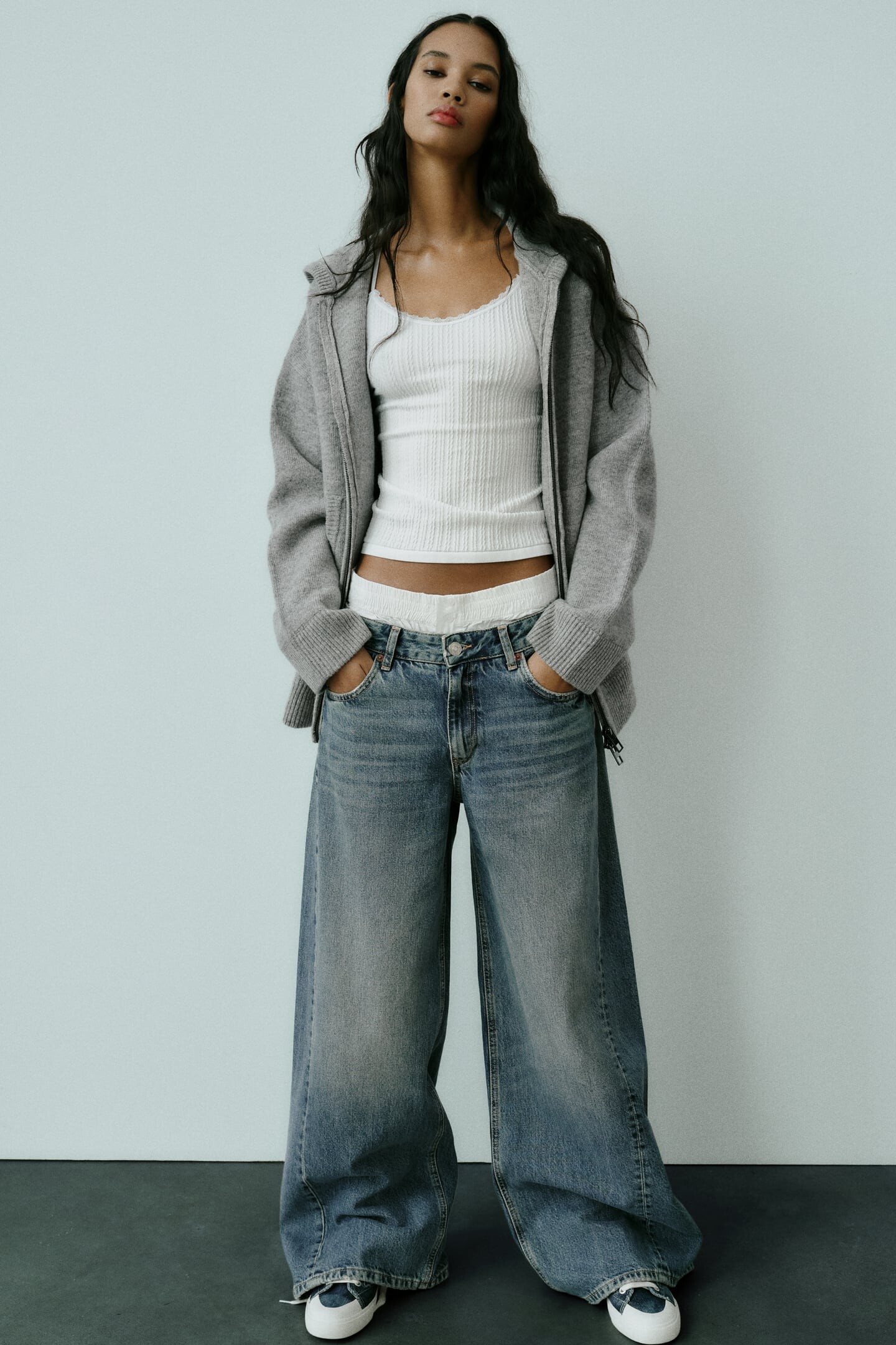 Poslovite se od skinny jeans: 6 modelov širokih kavbojk za jesen 2023