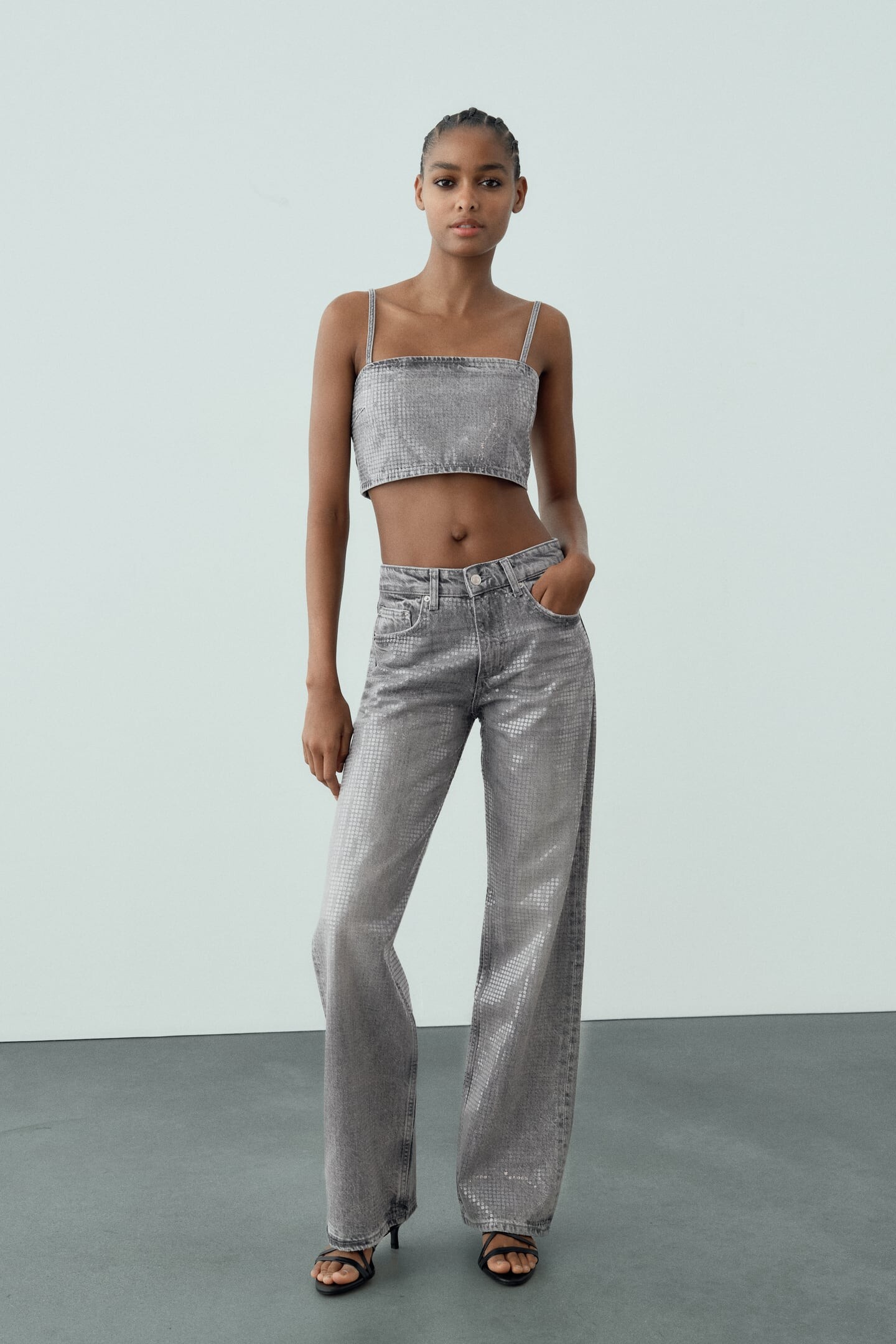 Poslovite se od skinny jeans: 6 modelov širokih kavbojk za jesen 2023