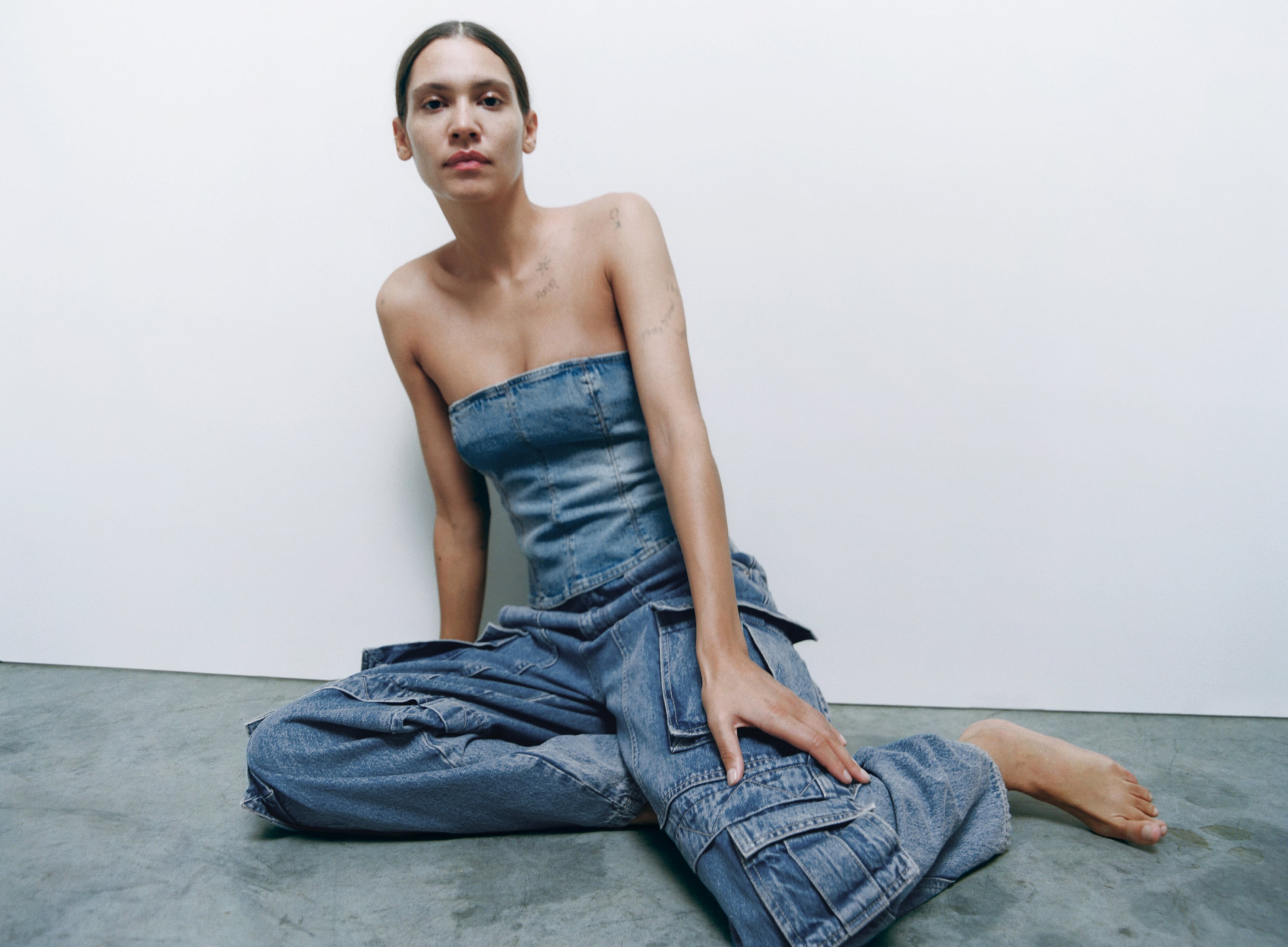 Poslovite se od skinny jeans: 6 modelov širokih kavbojk za jesen 2023