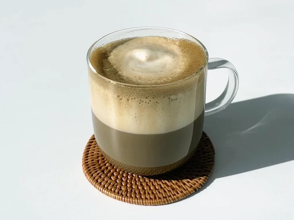 Pozabi matcho – nova japonska obsesija se imenuje hojicha (in je boljša v vsem)