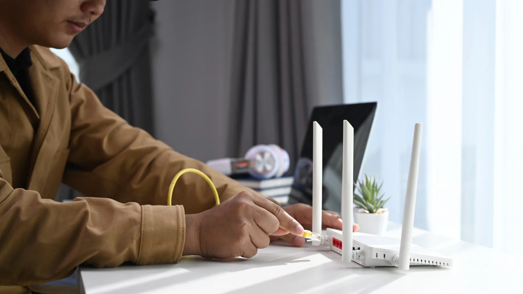 Pozabi na drage ojačevalce za Wi-Fi signal – ta trik z aluminijasto folijo ti lahko reši Netflix večer!