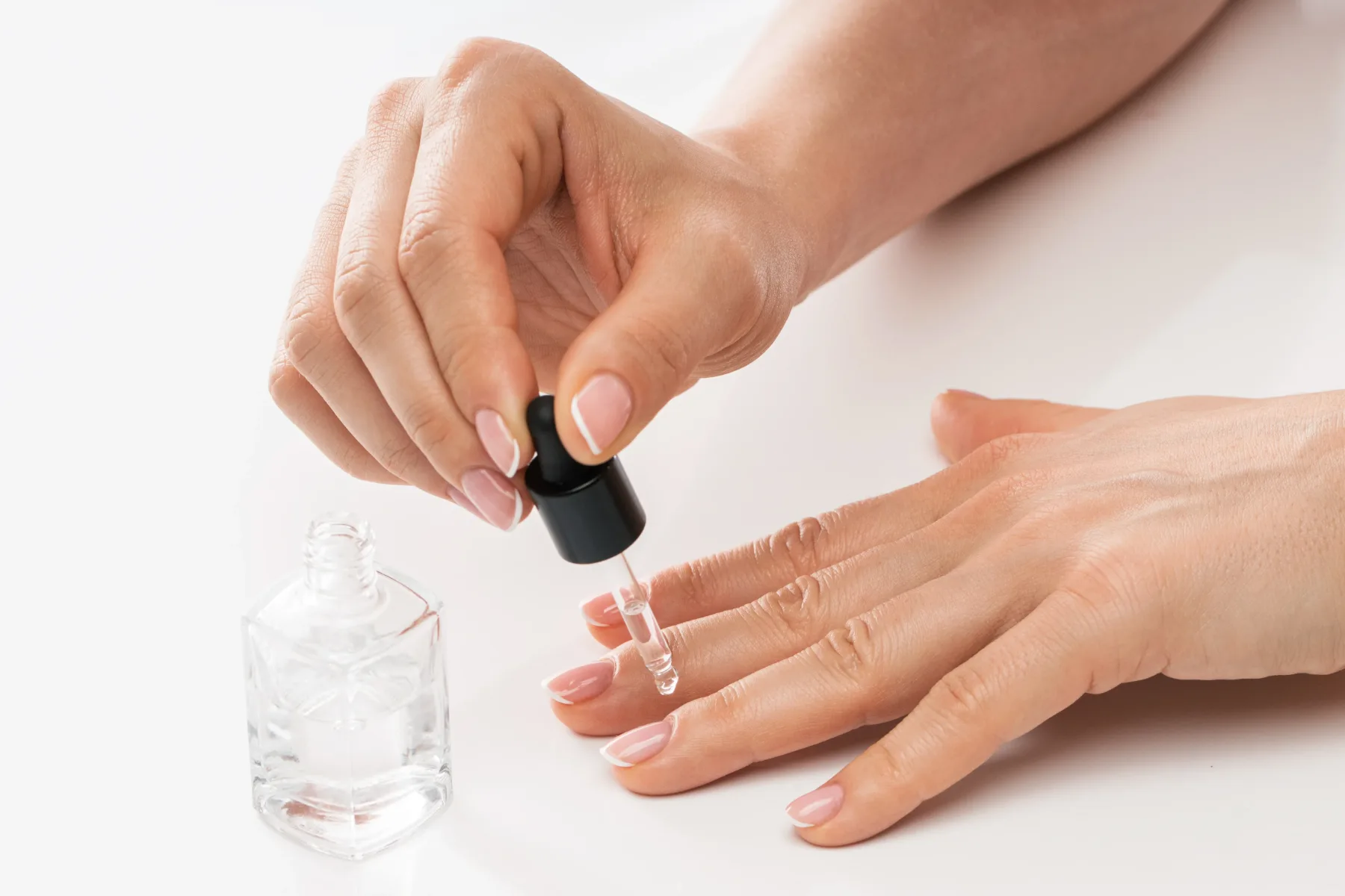 Pozabi na gel nohte: Ta DIY serum iz česna in olivnega olja je tvoja nova skrivnost za dolge in zdrave nohte (za drobiž)