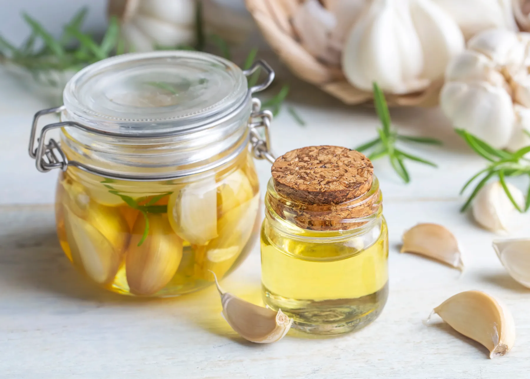 Pozabi na gel nohte: Ta DIY serum iz česna in olivnega olja je tvoja nova skrivnost za dolge in zdrave nohte (za drobiž)