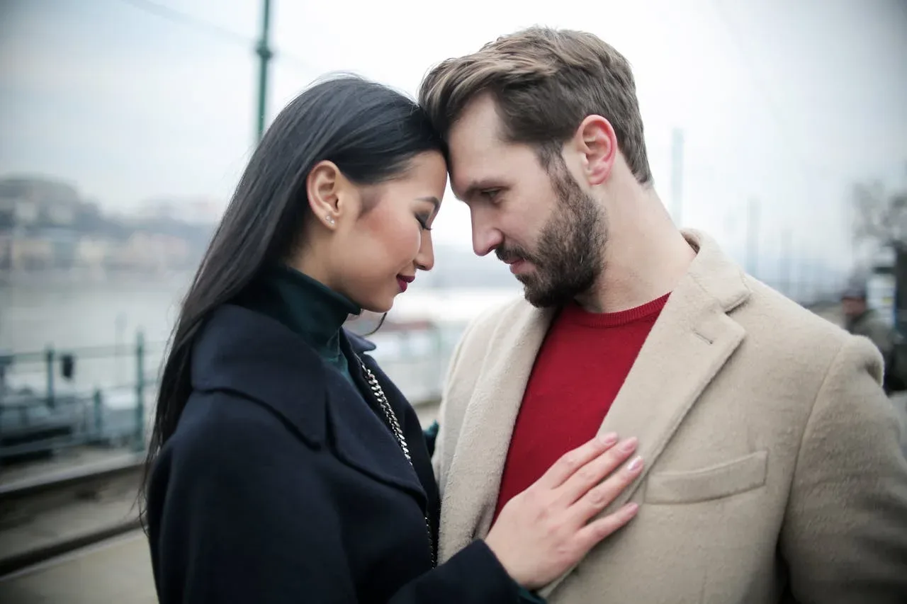 Pozabi na “love language”: teh 8 navad v zvezi je tistih, ki v resnici držijo pare skupaj