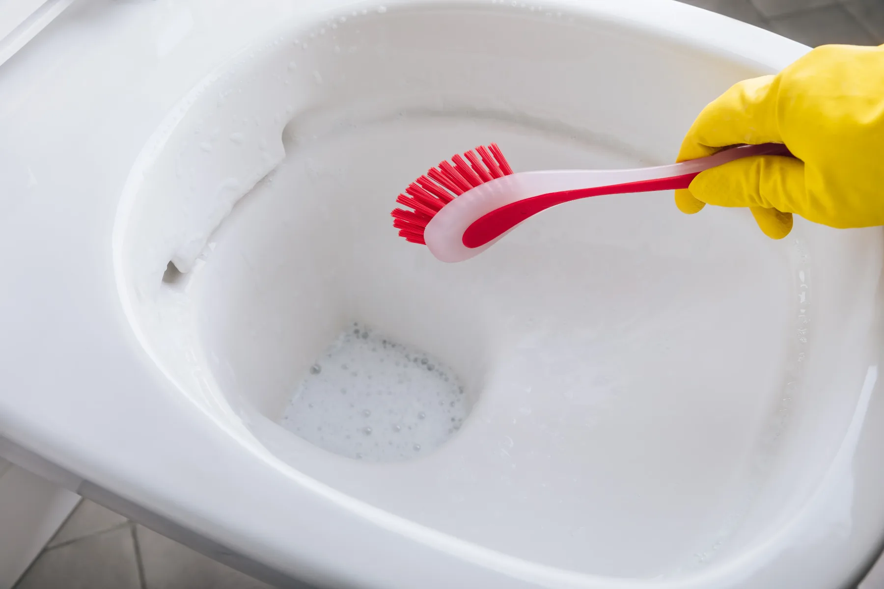 Pozabi na WC čistila iz reklam – soda bikarbona je domači trik, ki reši vse: od smradu do vodnega kamna v stranišču
