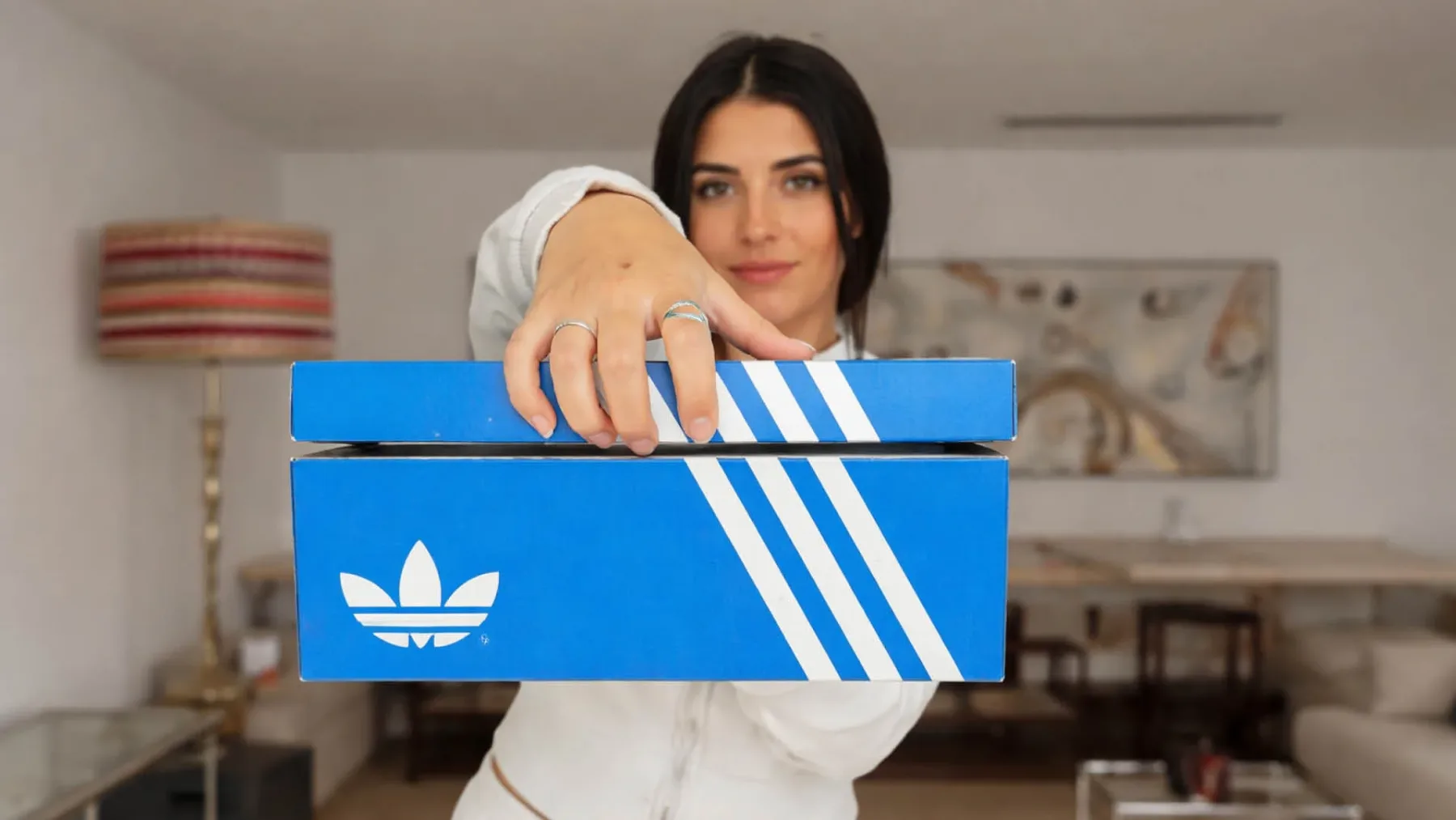Pozabite na klasične adidaske: To so superge, ki jih bodo vse kul punce nosile to pomlad in poletje (2026)