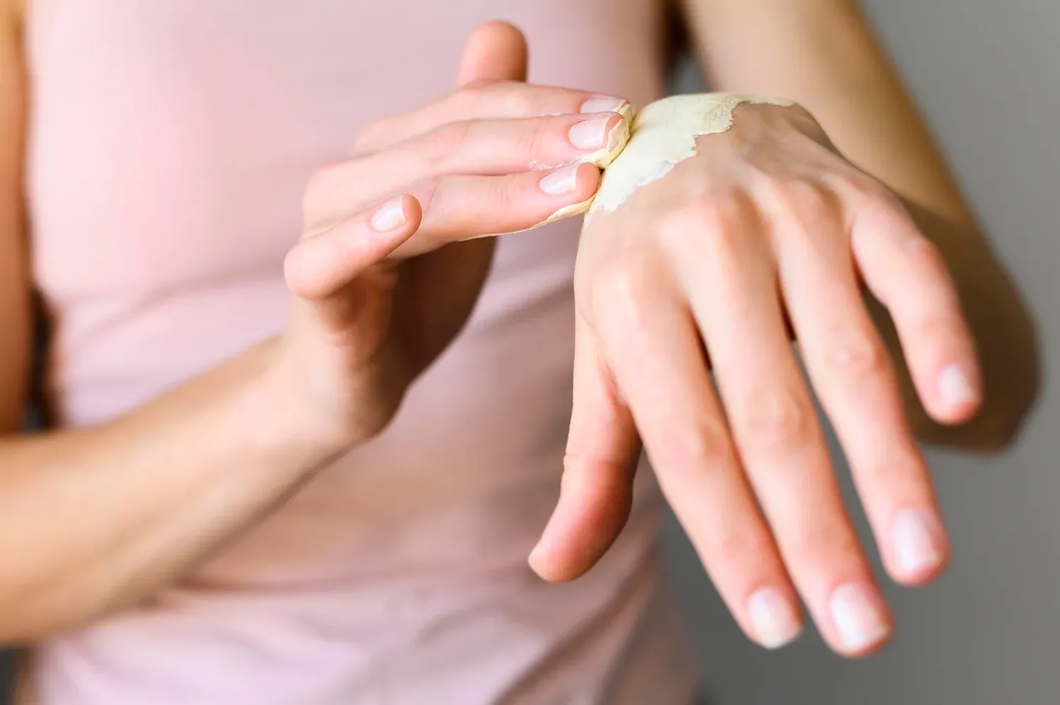 Pozabite na kreme za suhe roke: ta DIY piling naredi vaše roke mehke kot svila – v manj kot 5 minutah!