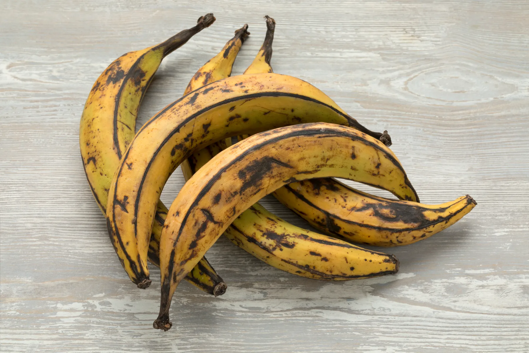Pozabite na rjave banane! S tem genialnim trikom ostanejo sveže dlje časa