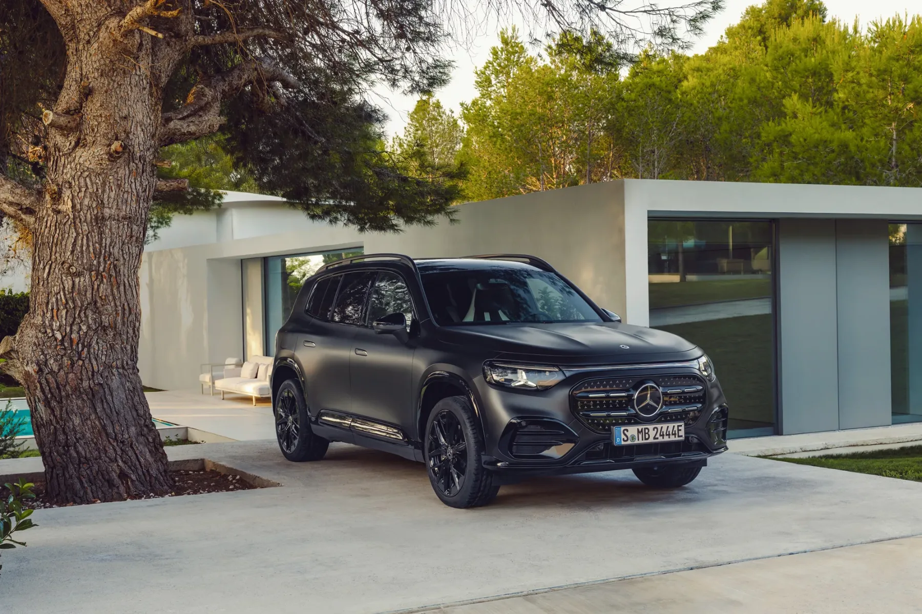 Pozabite na Teslo Model Y: Novi Mercedes-Benz GLB (2026) ima ‘frunk’, v katerega gre cela gajba piva