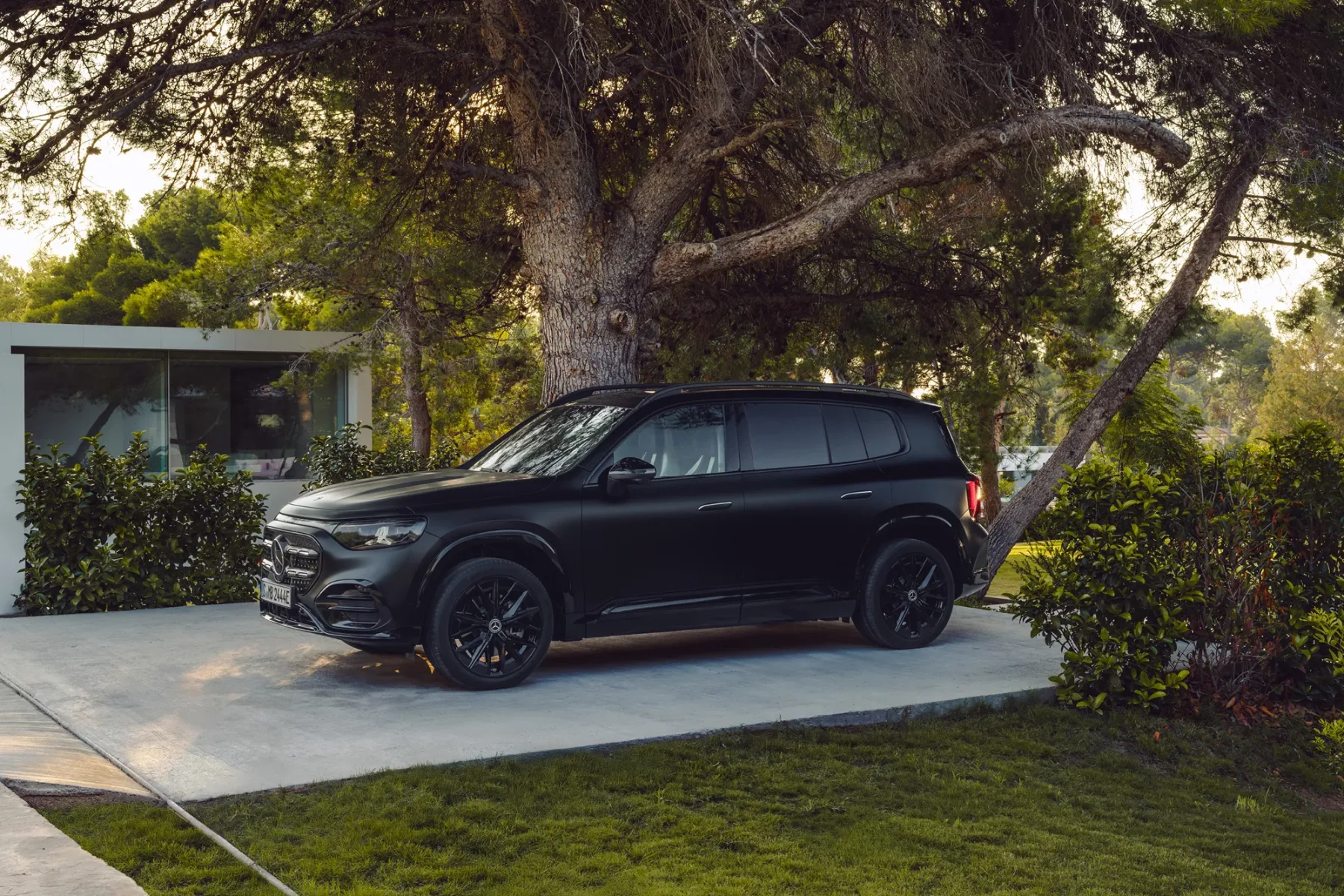 Pozabite na Teslo Model Y: Novi Mercedes-Benz GLB (2026) ima ‘frunk’, v katerega gre cela gajba piva