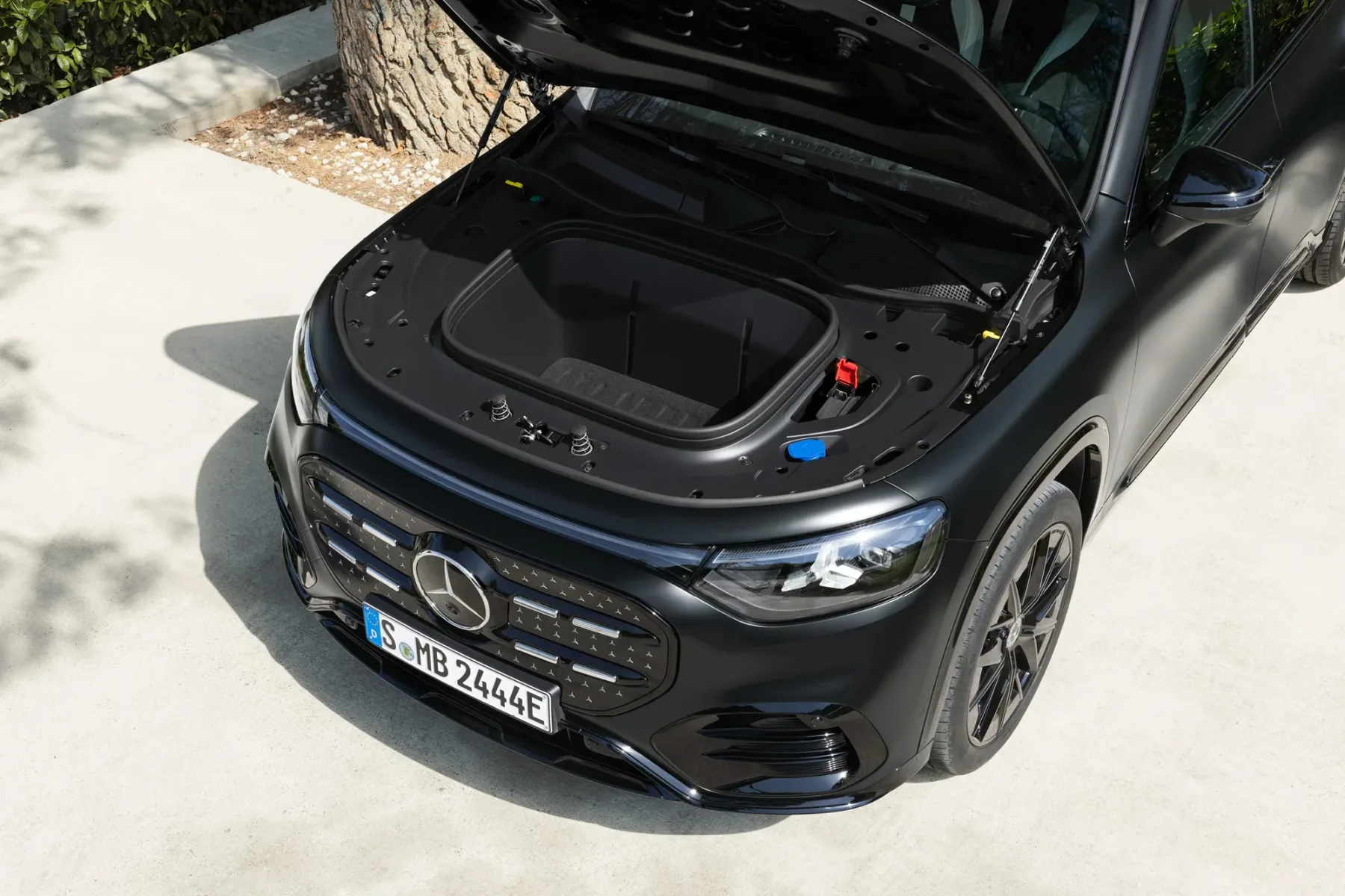 Pozabite na Teslo Model Y: Novi Mercedes-Benz GLB (2026) ima ‘frunk’, v katerega gre cela gajba piva