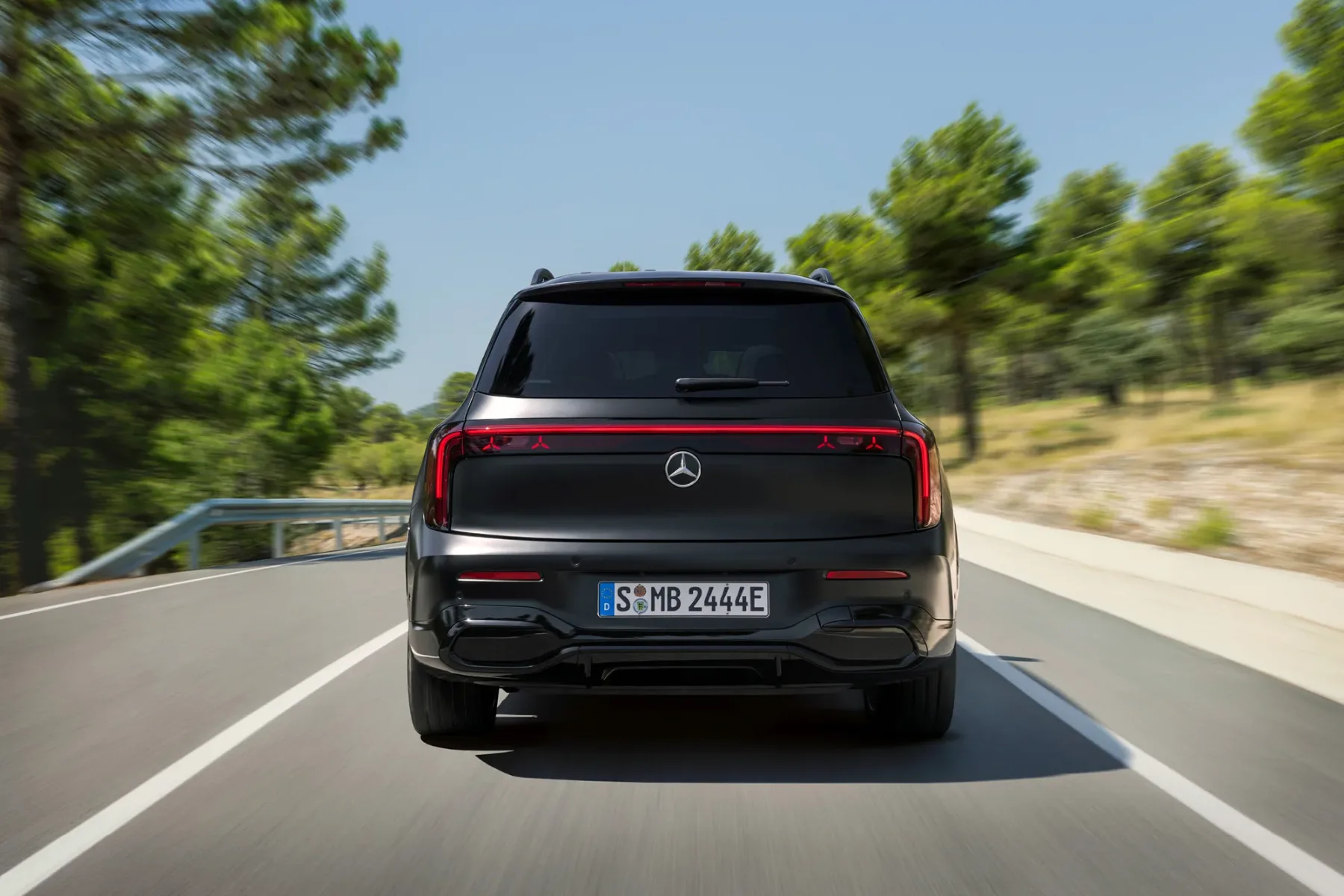 Pozabite na Teslo Model Y: Novi Mercedes-Benz GLB (2026) ima ‘frunk’, v katerega gre cela gajba piva