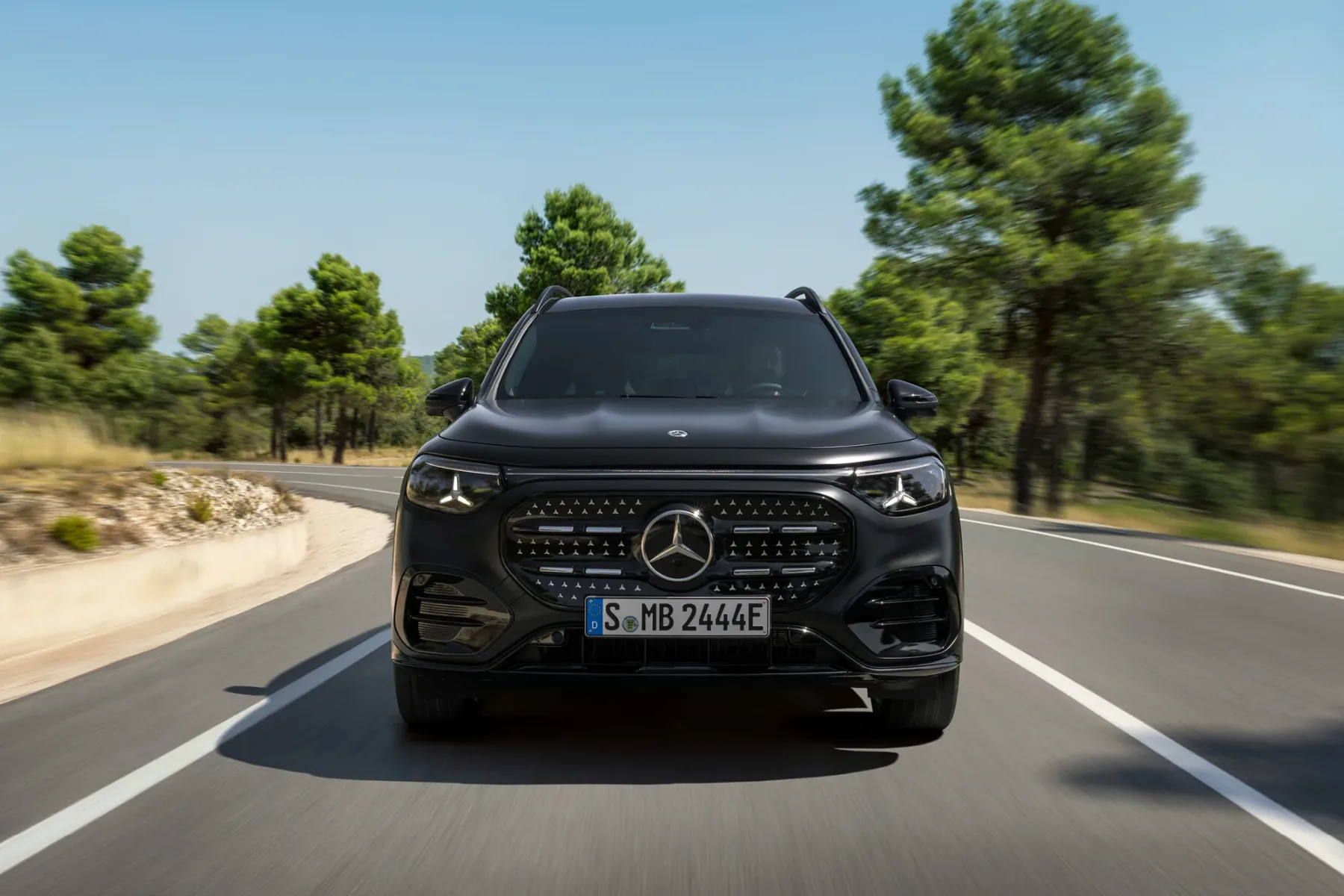 Pozabite na Teslo Model Y: Novi Mercedes-Benz GLB (2026) ima ‘frunk’, v katerega gre cela gajba piva