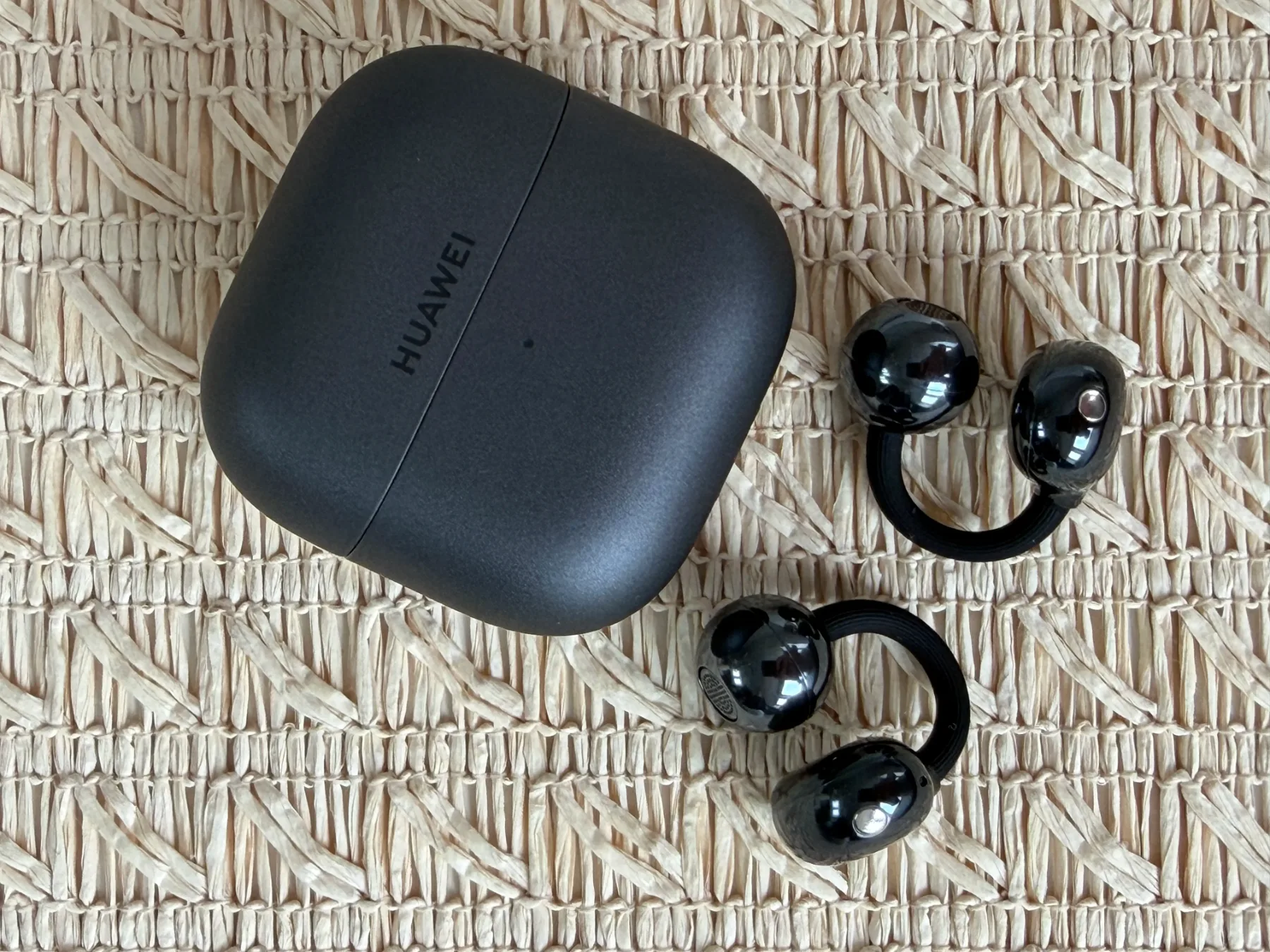 Pozabite na tišino, vrnite si svobodo! Testirali smo Huawei FreeClip 2, ki na glavo postavljajo vse, kar veste o slušalkah