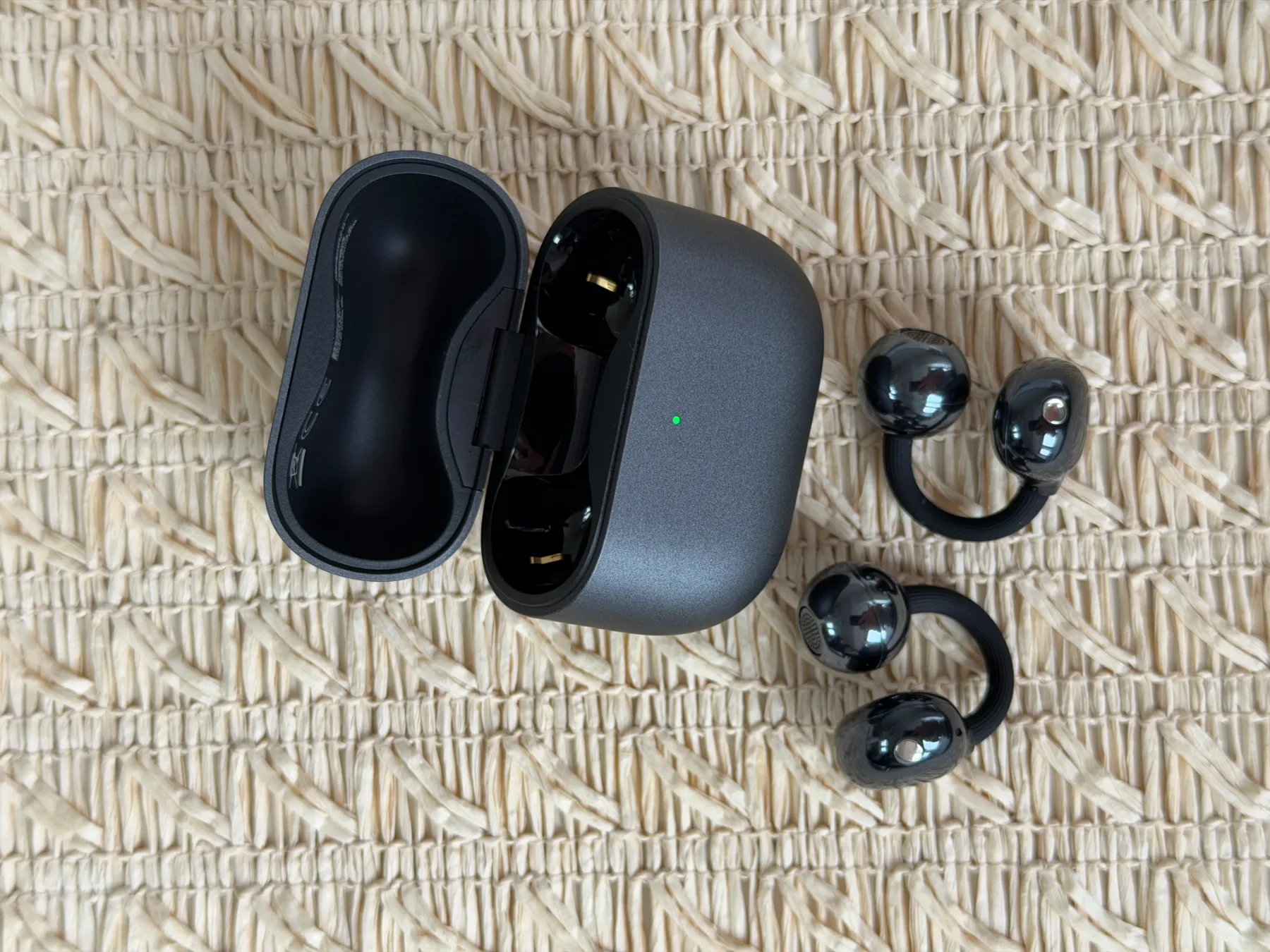 Pozabite na tišino, vrnite si svobodo! Testirali smo Huawei FreeClip 2, ki na glavo postavljajo vse, kar veste o slušalkah