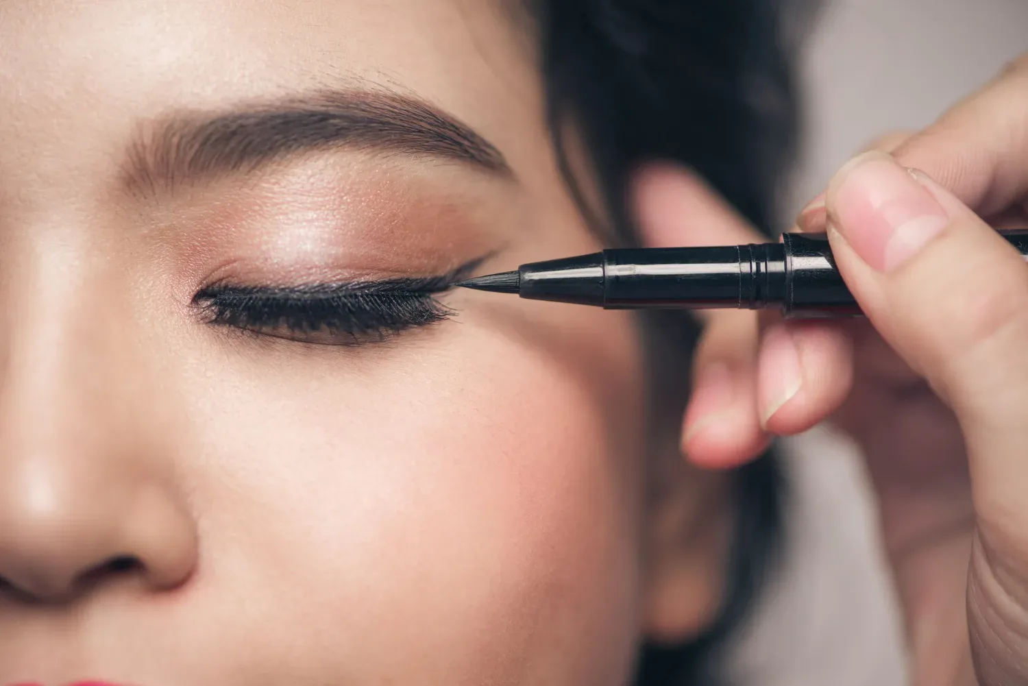 Pozor, ta napaka pri makeupu vas v trenutku postara za 15 let – pa se je večina žensk sploh ne zaveda