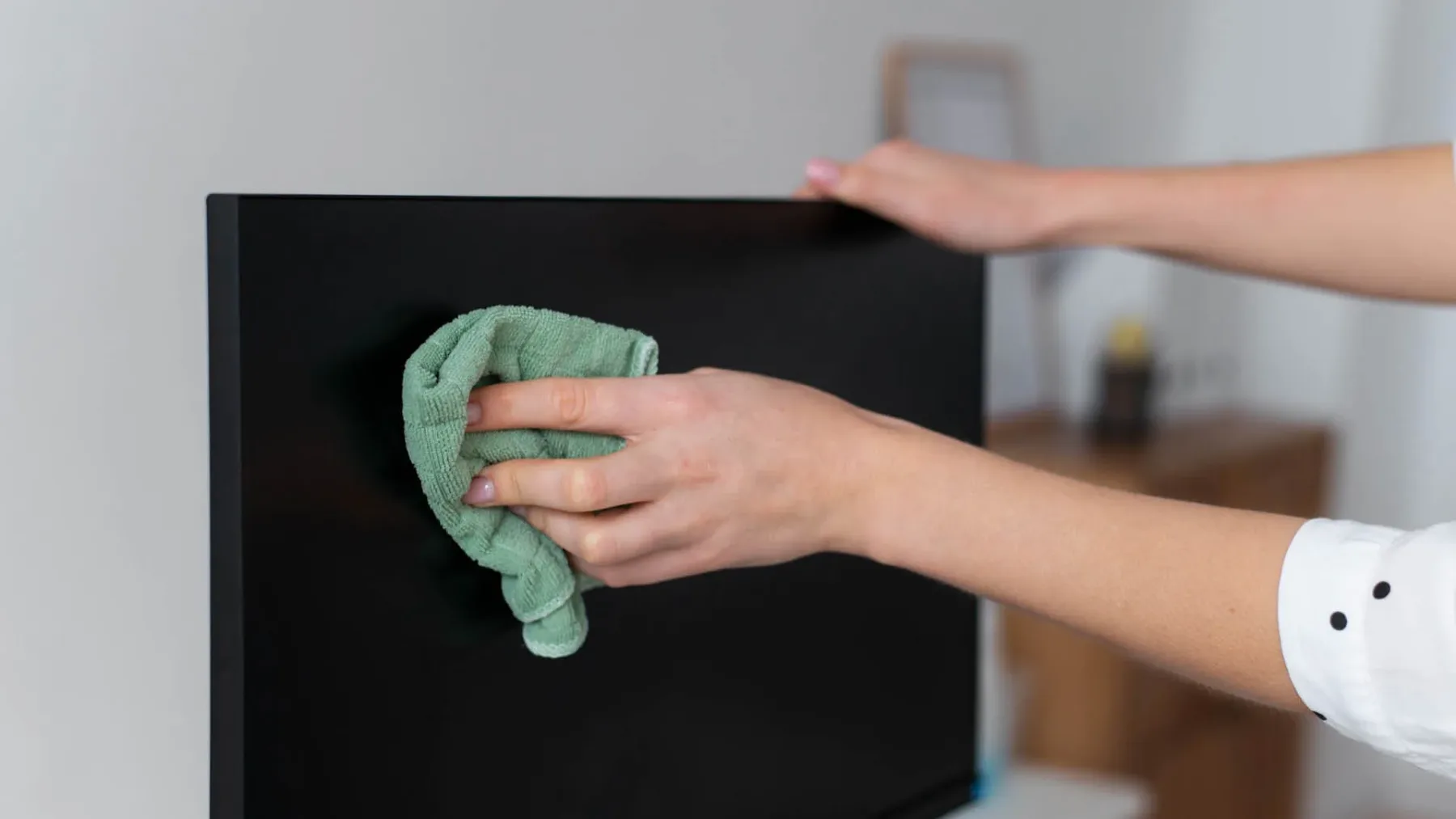 Prah z vašega TV-ja izgine v sekundi: s tem trikom ga ne boste čistili ves mesec