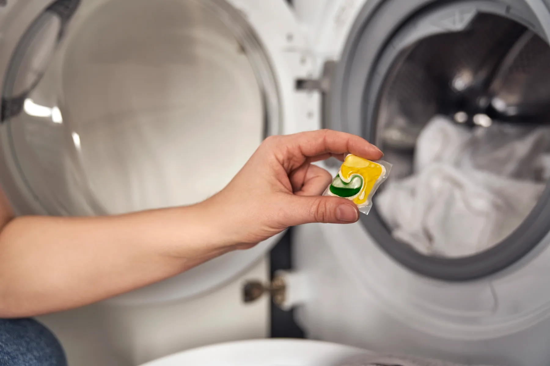 Pralni prašek, tekoči detergent ali kapsule za pranje perila? Ena izbira je daleč najboljša – je tudi vaša prava?