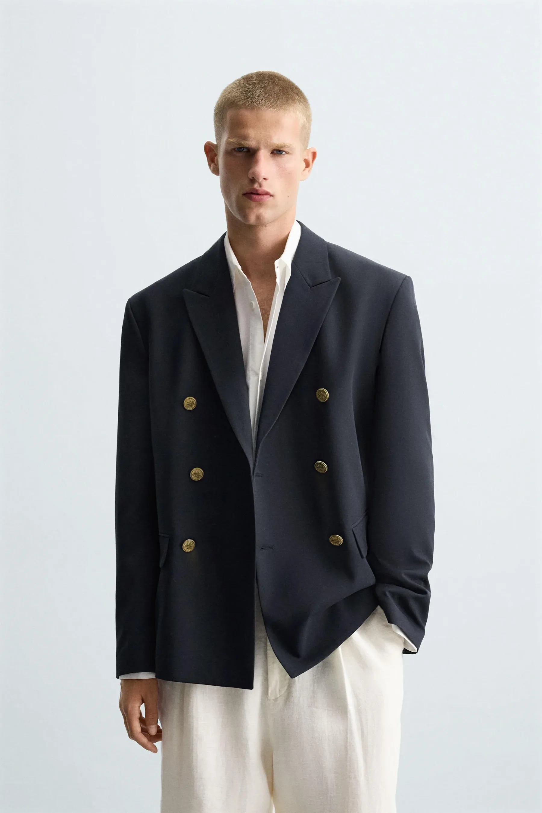 Preppy stil se vrača: 10 nepogrešljivih modnih kosov za “old money” stil zanjo in zanj