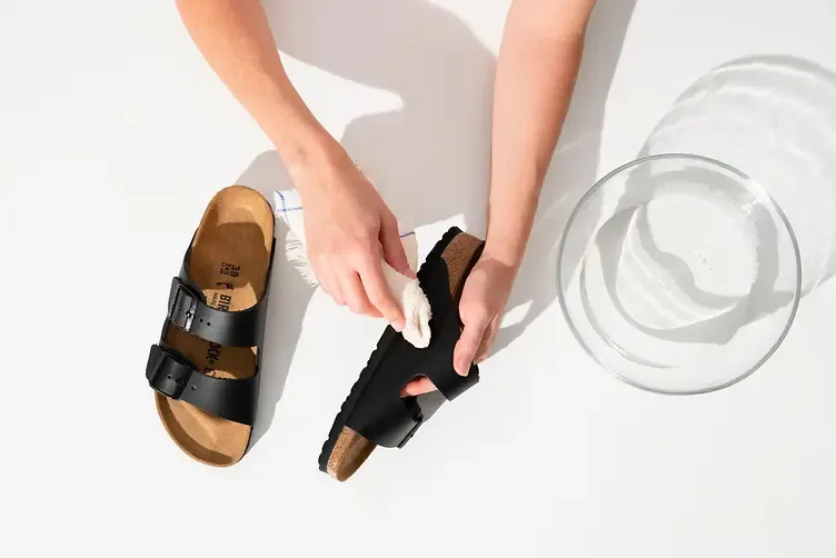 Preprosto in učinkovito: Kako očistiti natikače Birkenstock in odstraniti črne odtise stopal