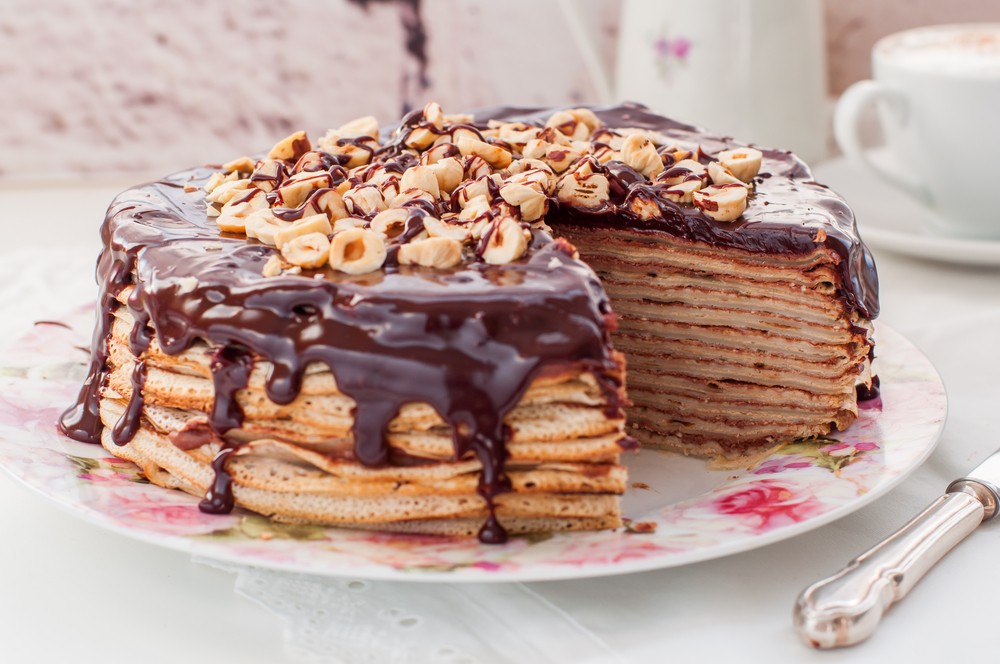 Preprosto in zelo okusno: torta iz palačink z Nutello, rumom in lešniki je pravi recept za konec tedna!