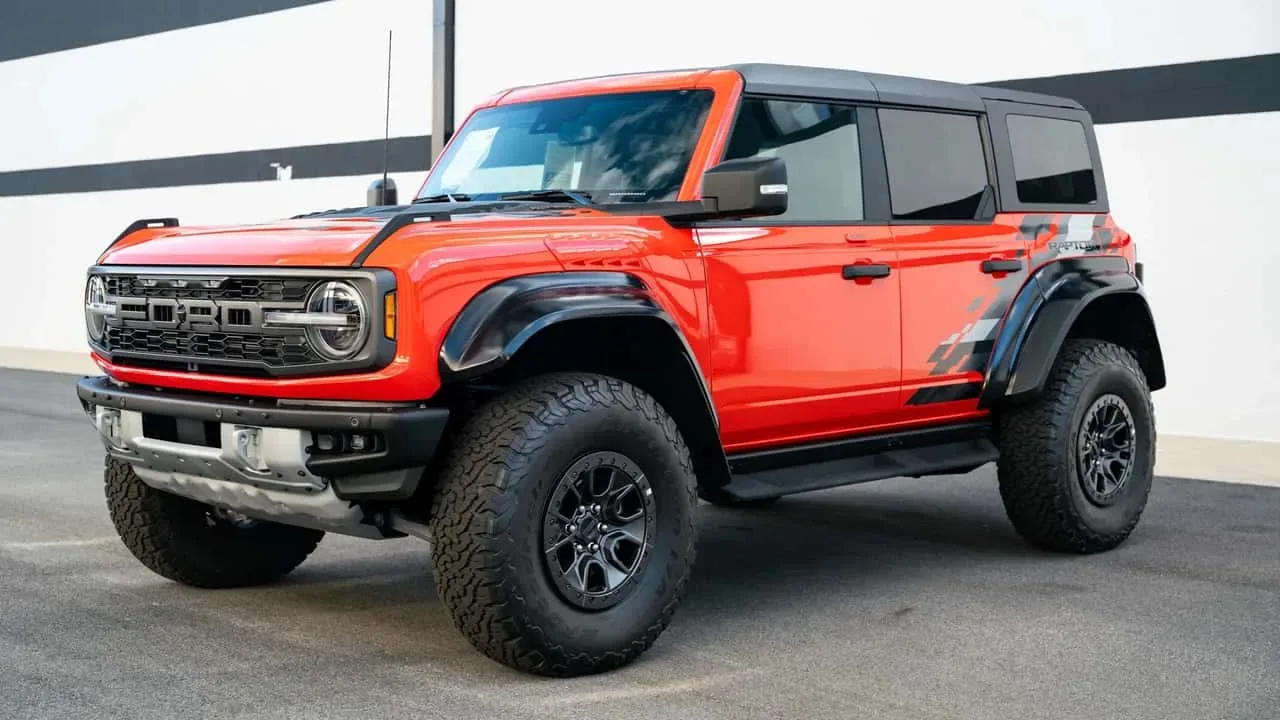 Prvi Ford Bronco Raptor s serijsko številko 00001 je naprodaj: Puščavski plenilec s komaj 159 kilometri