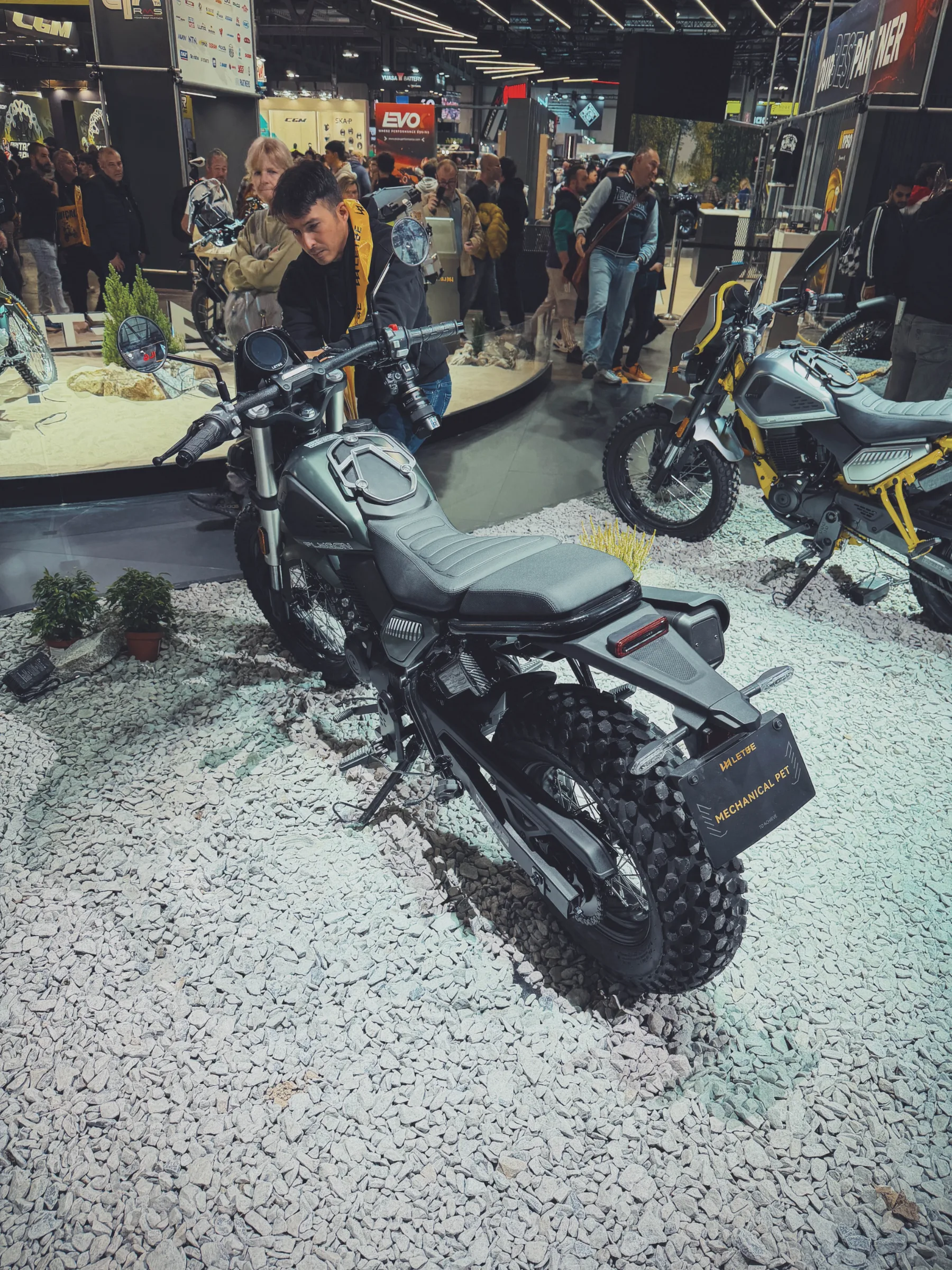 Prvi vtis: novi LETBE Flygon 125 ABS – Mali trail za urbanega divjaka, ki ga ne ustavi niti makadam (EICMA 2025)
