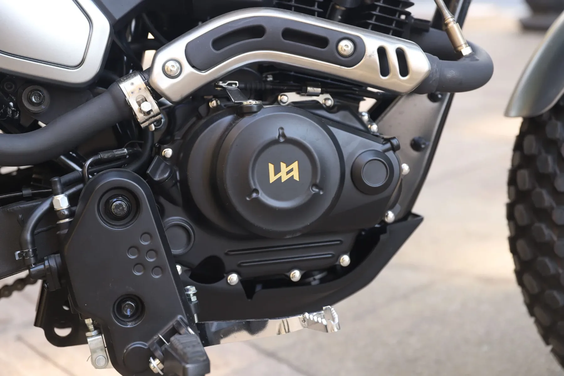 Prvi vtis: novi LETBE Flygon 125 ABS – Mali trail za urbanega divjaka, ki ga ne ustavi niti makadam (EICMA 2025)
