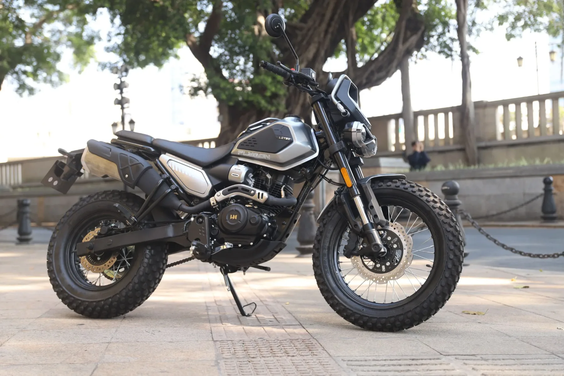 Prvi vtis: novi LETBE Flygon 125 ABS – Mali trail za urbanega divjaka, ki ga ne ustavi niti makadam (EICMA 2025)