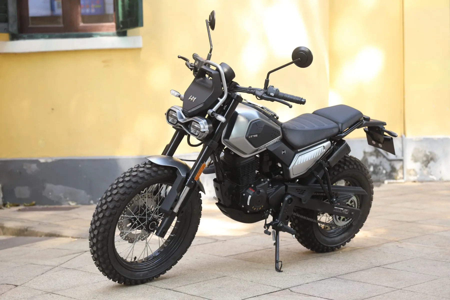 Prvi vtis: novi LETBE Flygon 125 ABS – Mali trail za urbanega divjaka, ki ga ne ustavi niti makadam (EICMA 2025)