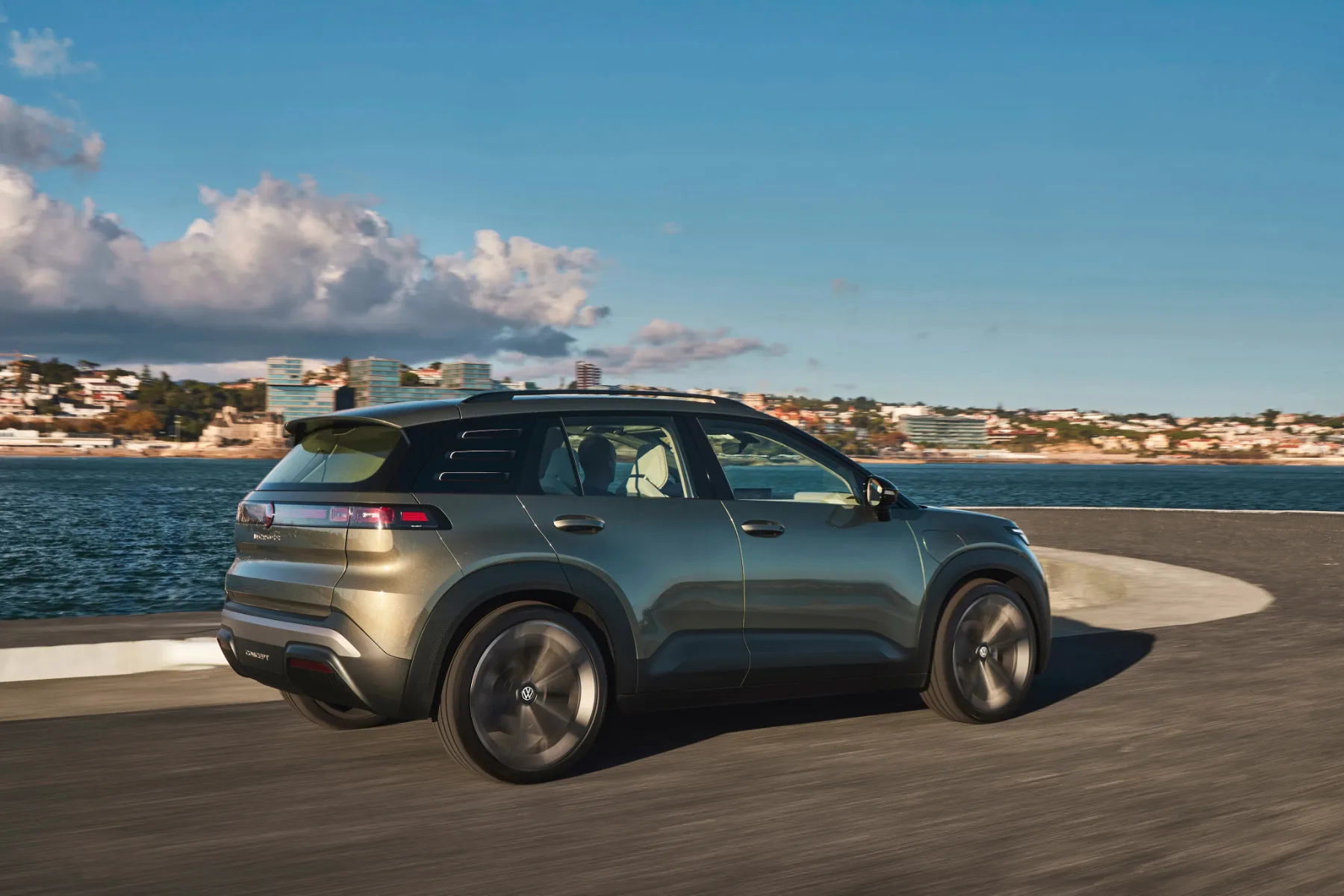 Prvi vtisi pod soncem južne Evrope – Volkswagen ID. Cross 2026: Trenutek resnice, vrnitev “kmečke pameti” in konec dobe drsnikov