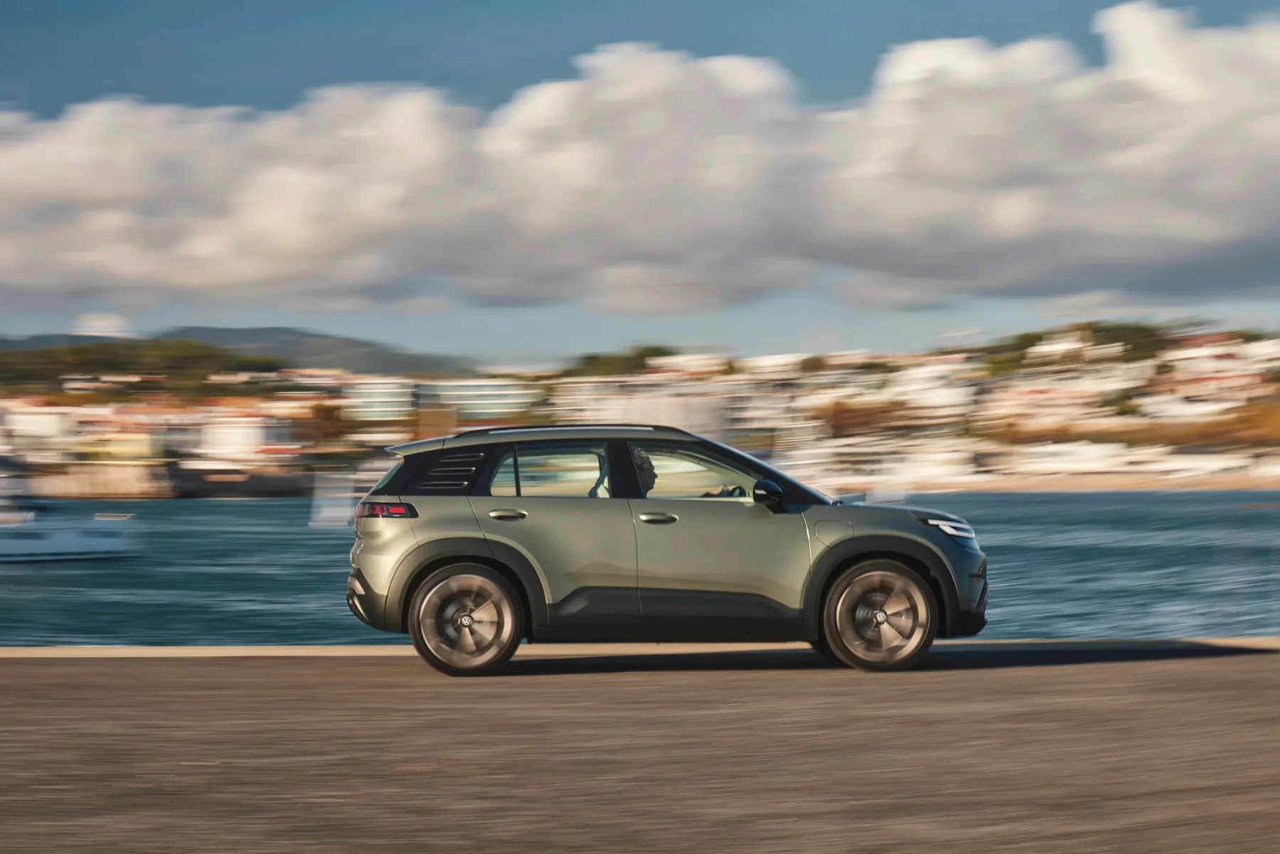 Prvi vtisi pod soncem južne Evrope – Volkswagen ID. Cross 2026: Trenutek resnice, vrnitev “kmečke pameti” in konec dobe drsnikov