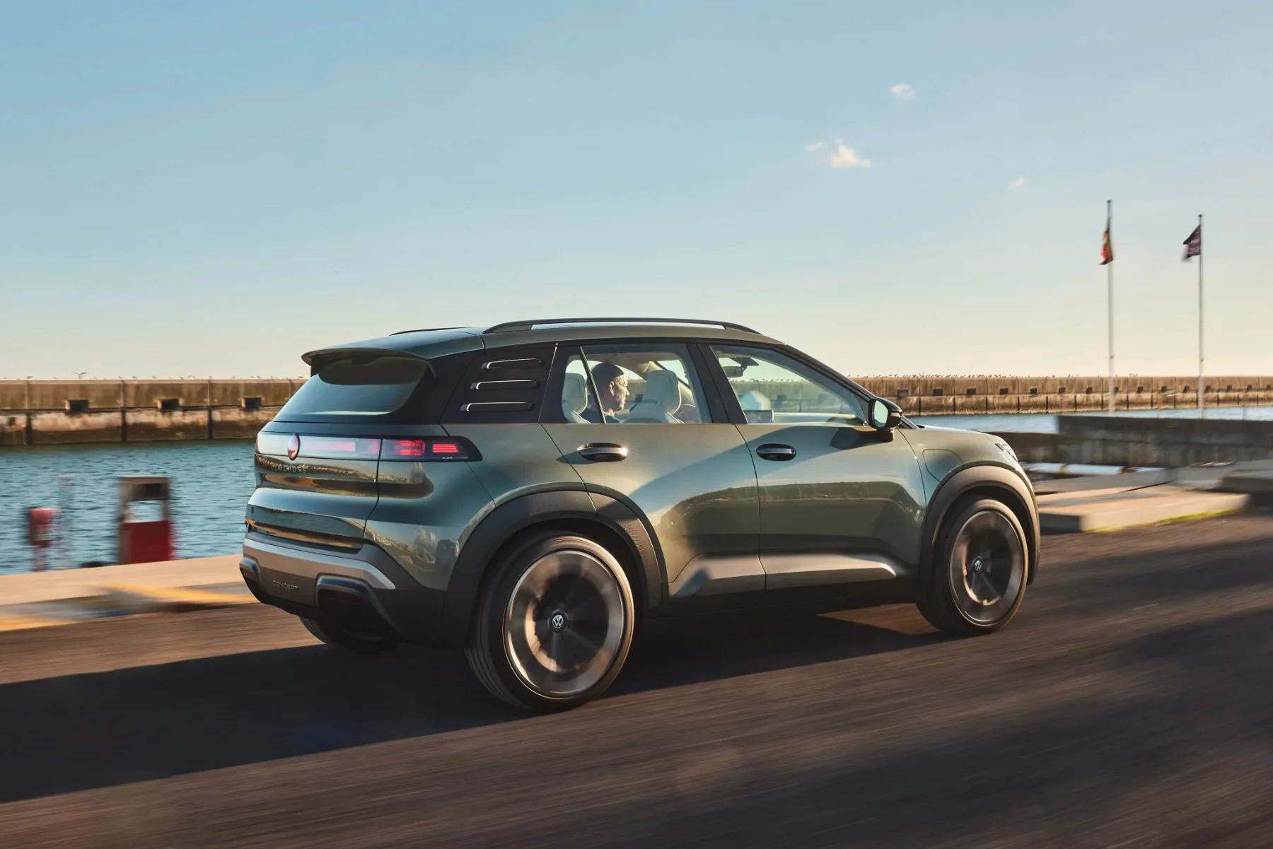 Prvi vtisi pod soncem južne Evrope – Volkswagen ID. Cross 2026: Trenutek resnice, vrnitev “kmečke pameti” in konec dobe drsnikov