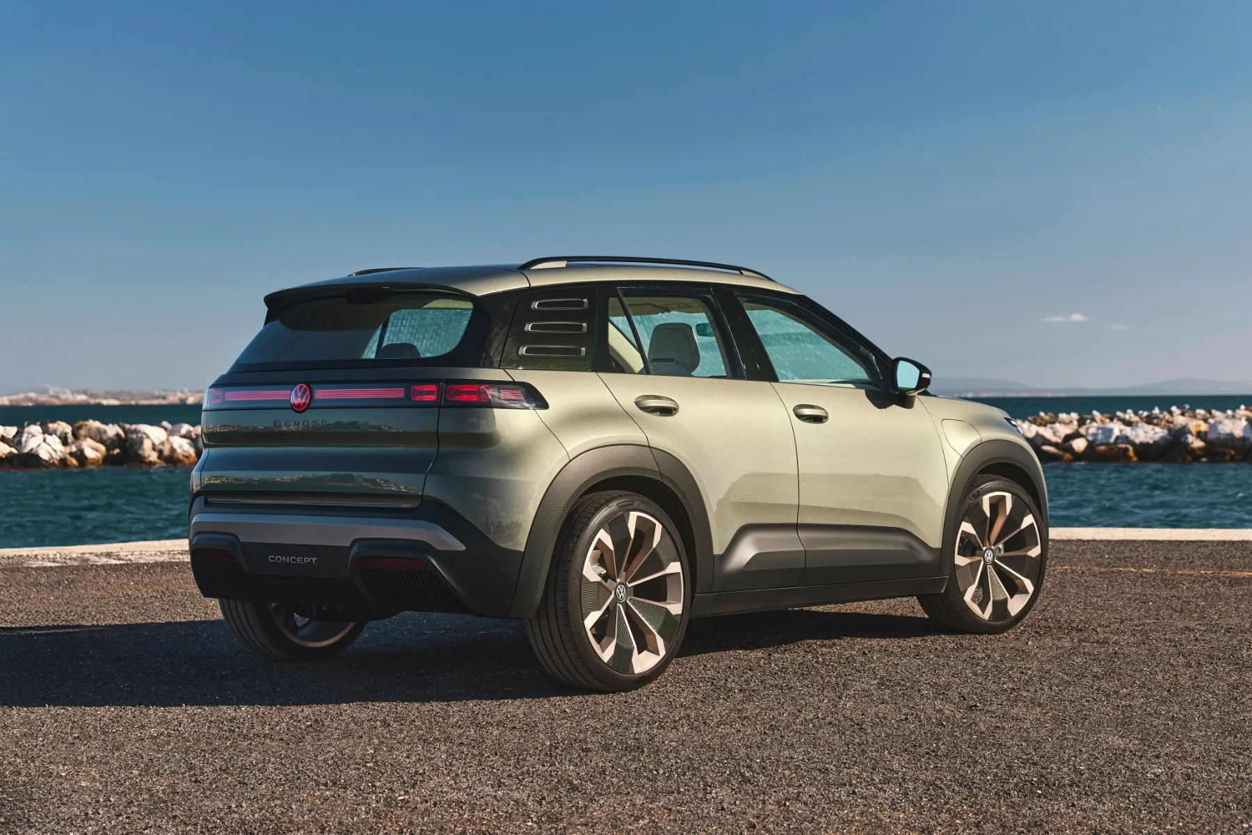 Prvi vtisi pod soncem južne Evrope – Volkswagen ID. Cross 2026: Trenutek resnice, vrnitev “kmečke pameti” in konec dobe drsnikov