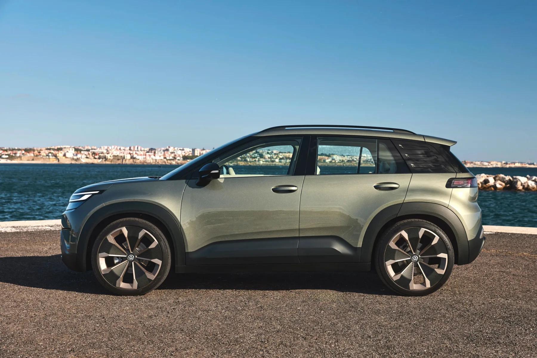Prvi vtisi pod soncem južne Evrope – Volkswagen ID. Cross 2026: Trenutek resnice, vrnitev “kmečke pameti” in konec dobe drsnikov