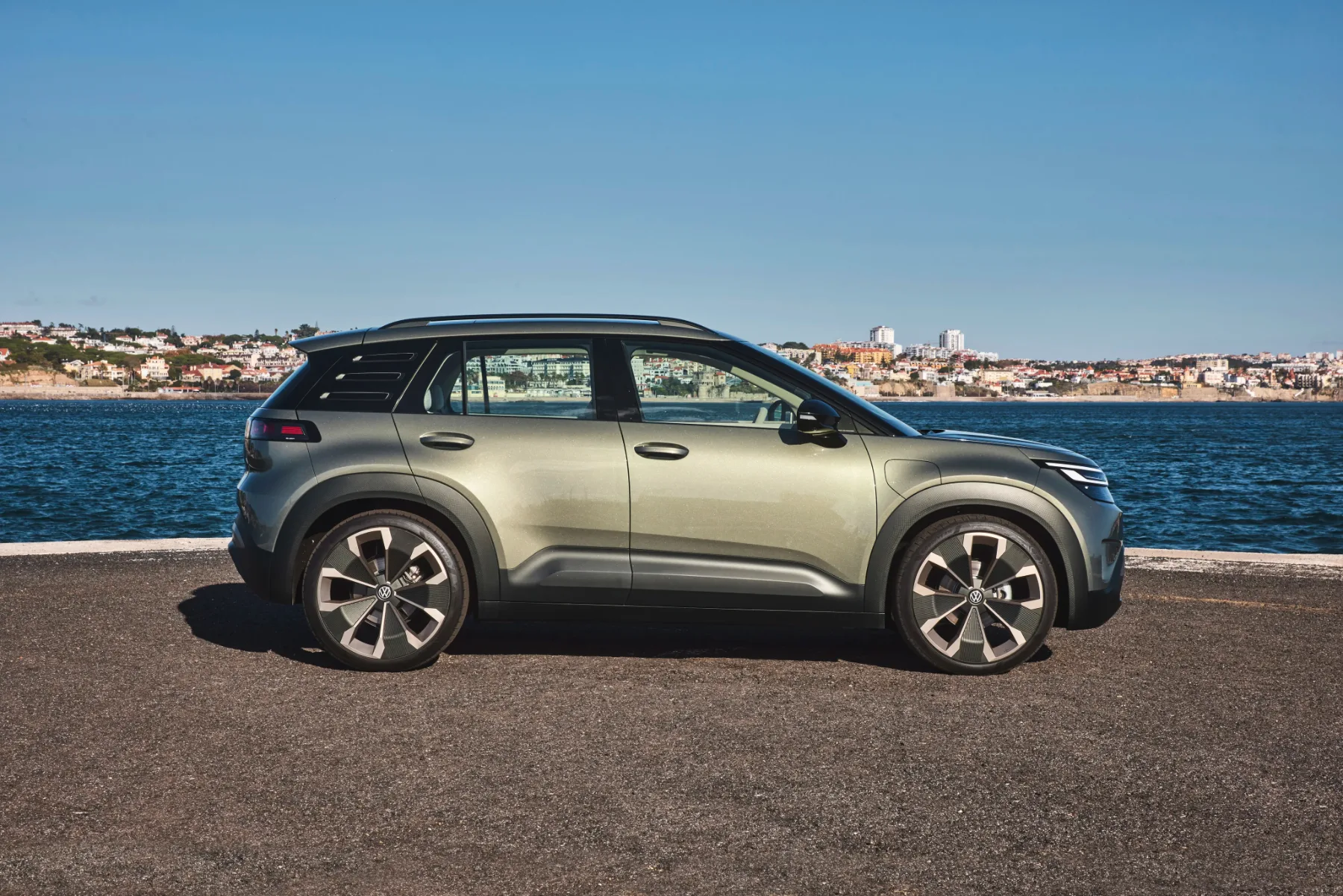 Prvi vtisi pod soncem južne Evrope – Volkswagen ID. Cross 2026: Trenutek resnice, vrnitev “kmečke pameti” in konec dobe drsnikov