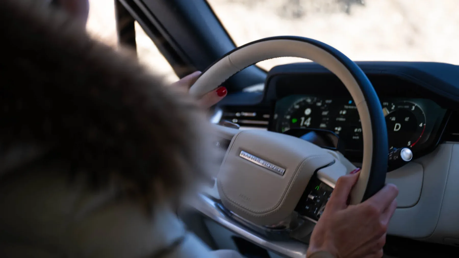 Range Rover s 635 konjskimi močmi na zasneženih strminah na Kopah zveni kot zimska poezija