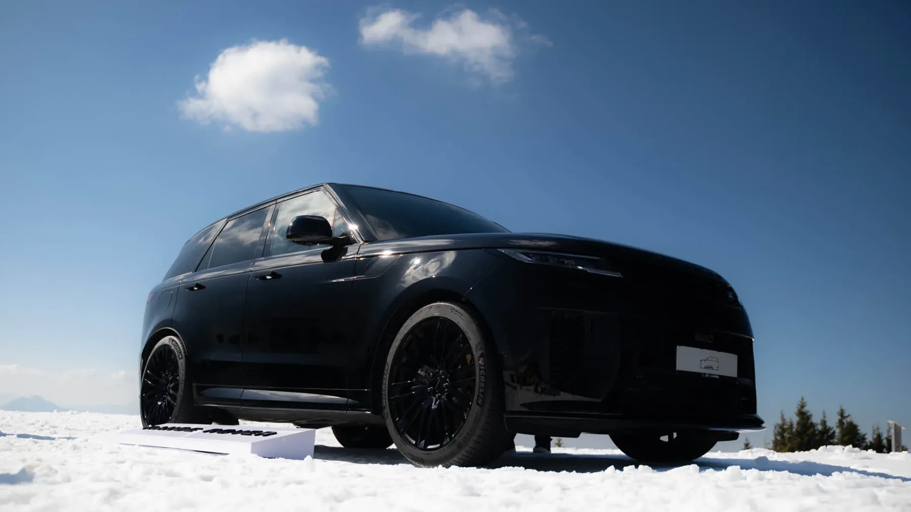Range Rover s 635 konjskimi močmi na zasneženih strminah na Kopah zveni kot zimska poezija