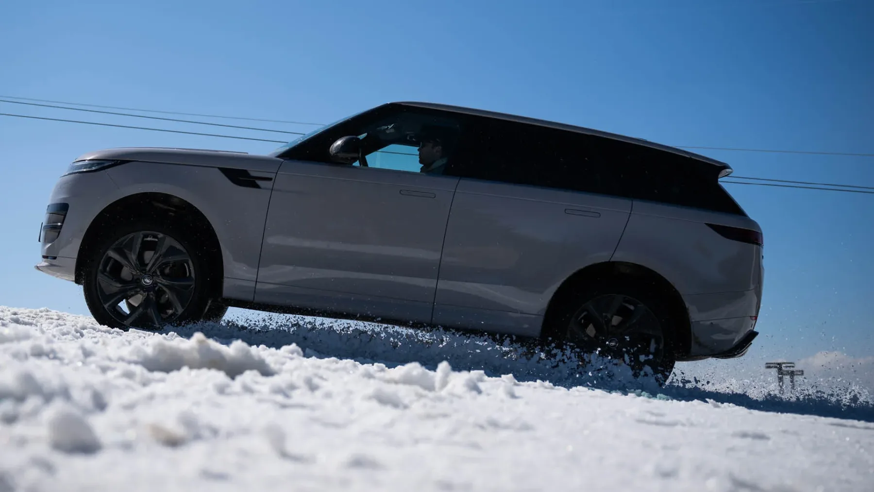 Range Rover s 635 konjskimi močmi na zasneženih strminah na Kopah zveni kot zimska poezija